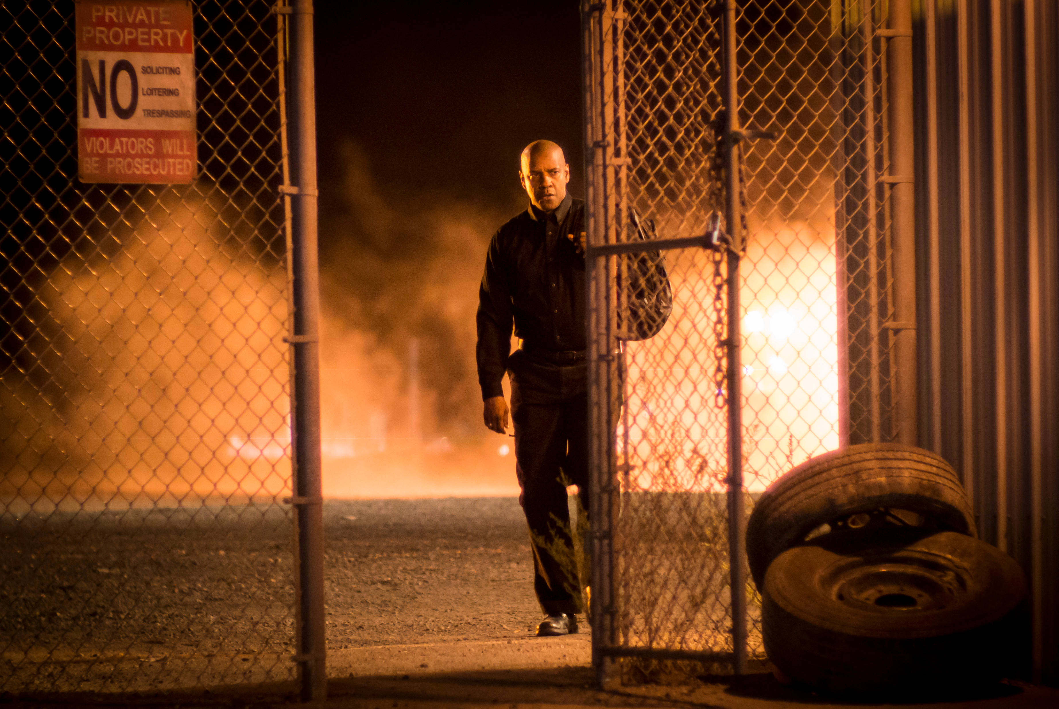 Denzel Washington, chain-link gate, night, 2K Desktop Wallpaper