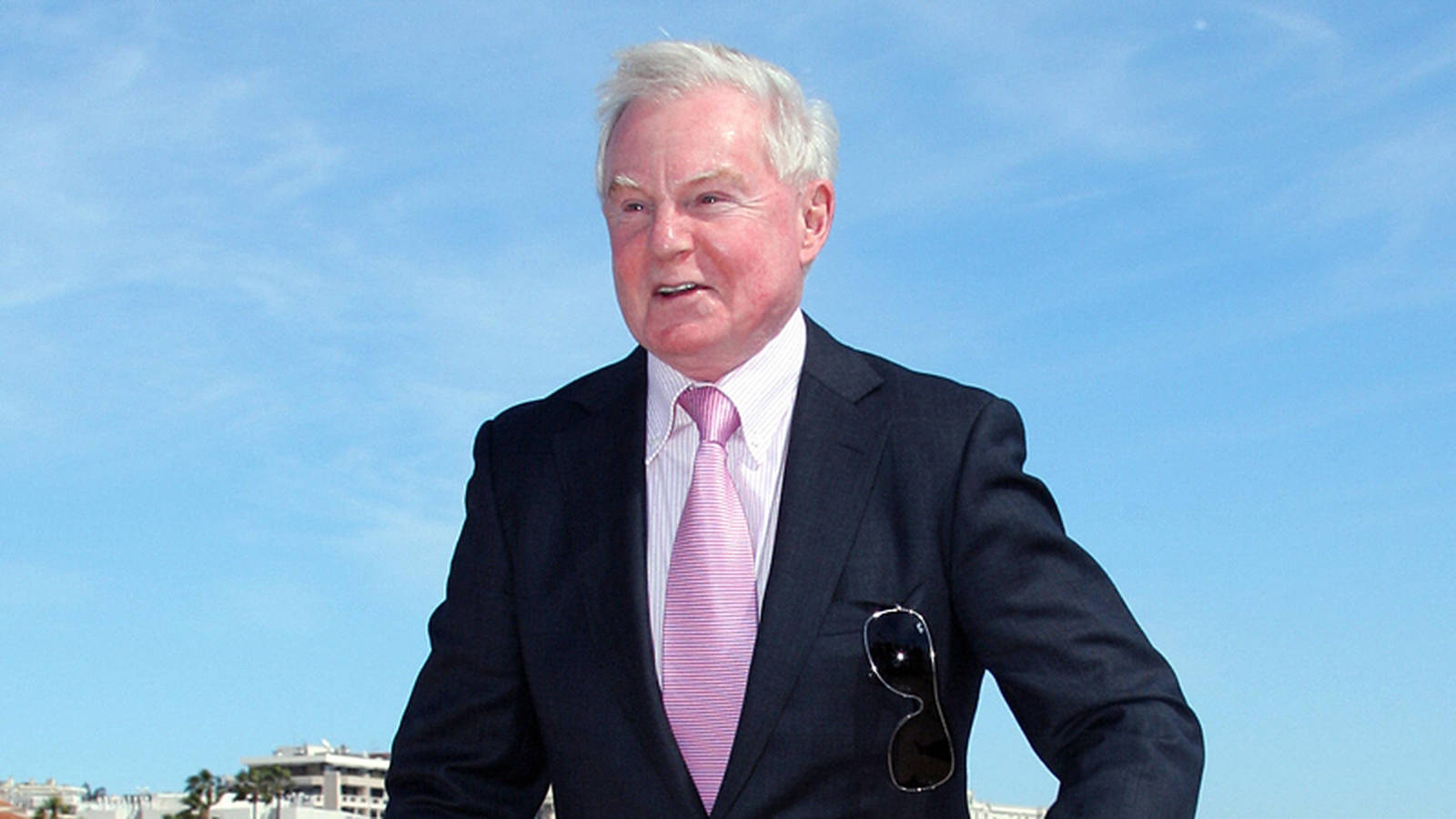 Derek Jacobi, black suit, pink tie, HD Desktop Wallpaper