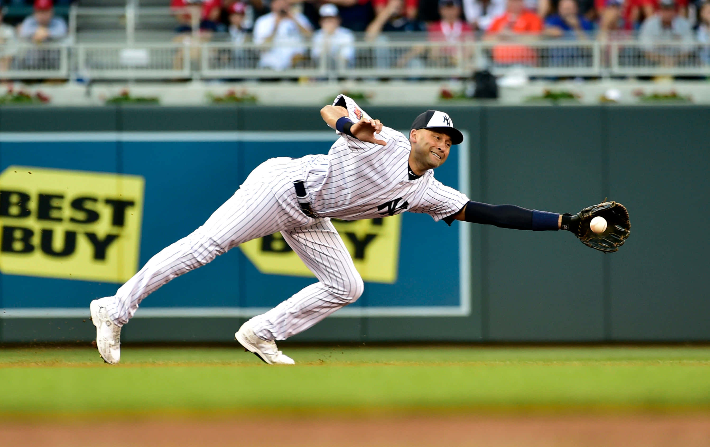 Derek Jeter, pinstripe uniform, glove, 2K Desktop Wallpaper