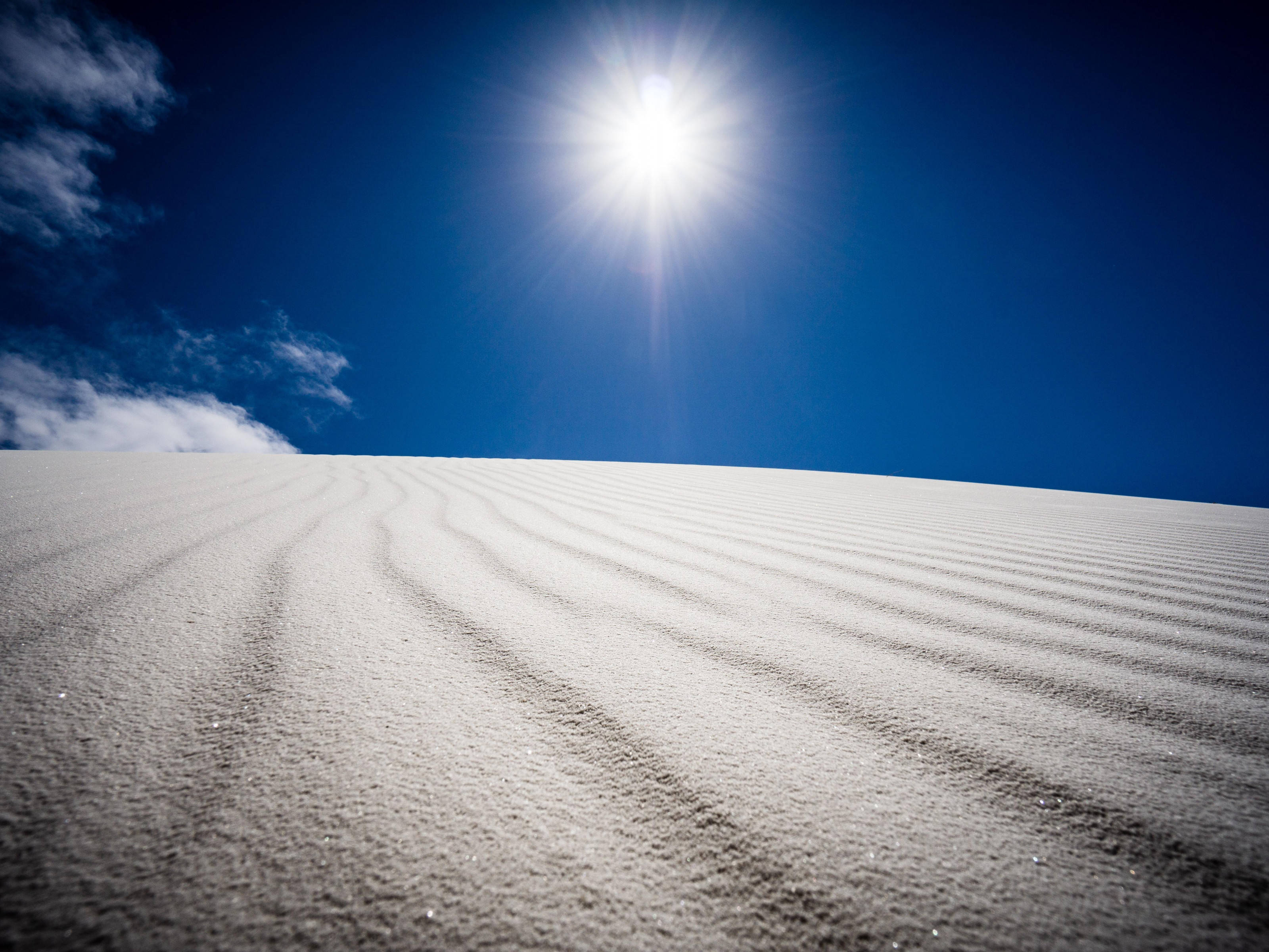 white sand desert sun, snowy dune, brilliant sun, 2K Desktop Wallpaper