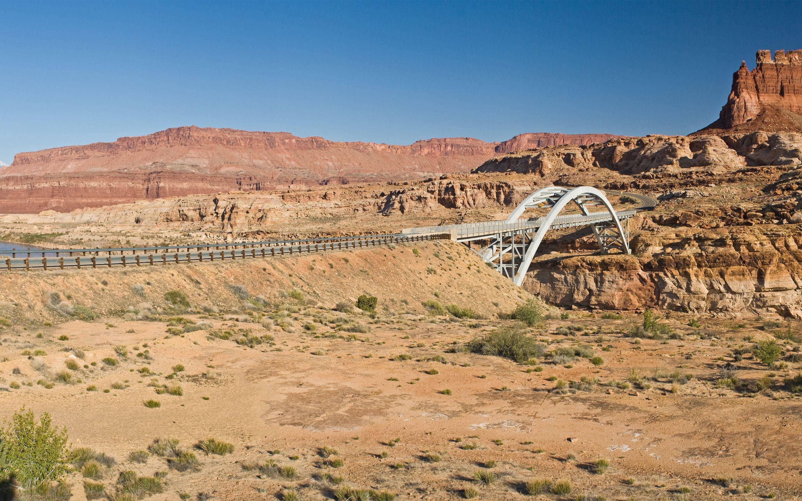 white arched bridge, desert canyon, clear blue sky, 2K Desktop Wallpaper