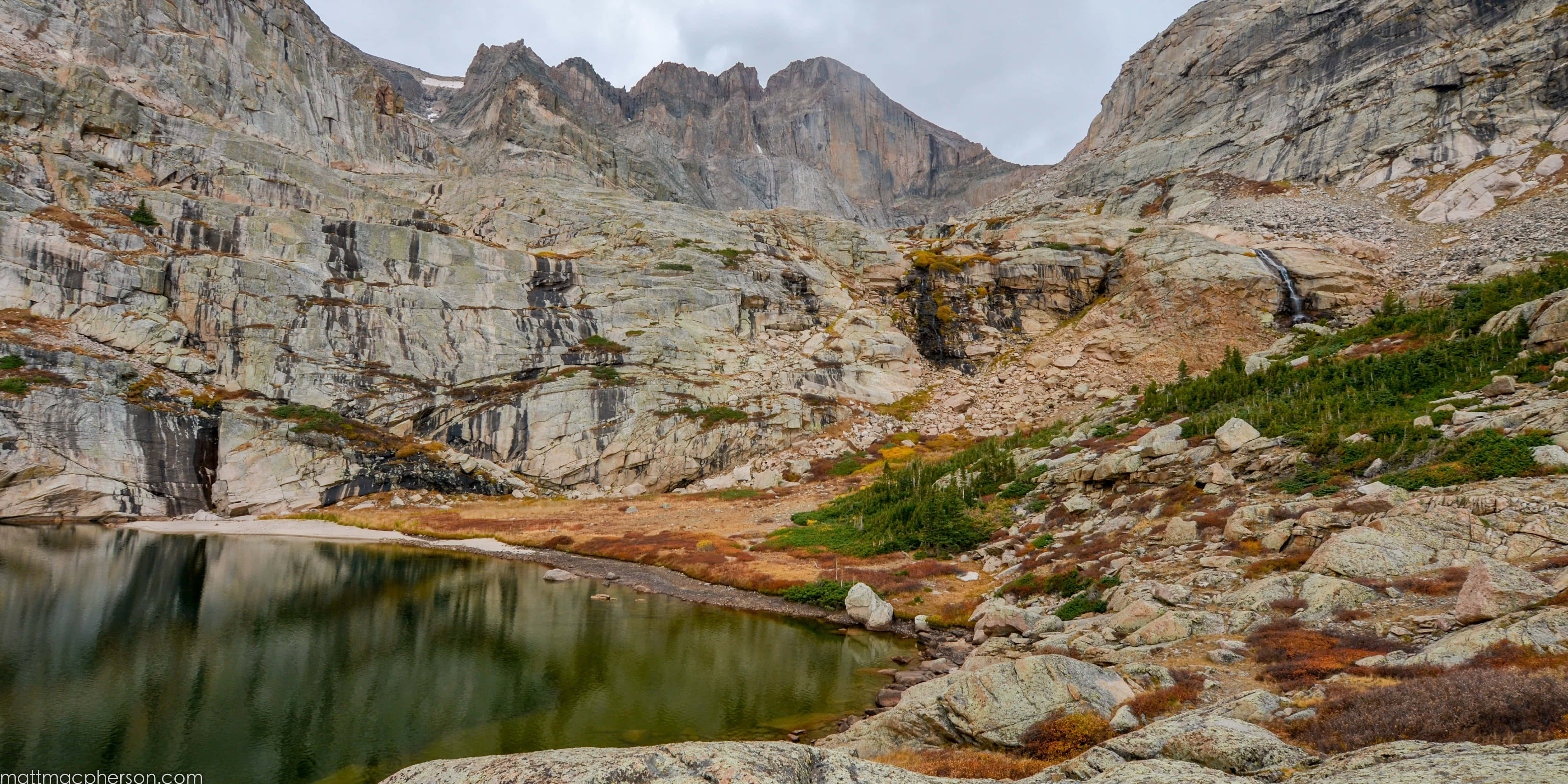 Desolate, mountain lake, gray cliffs, 4K Desktop Wallpaper