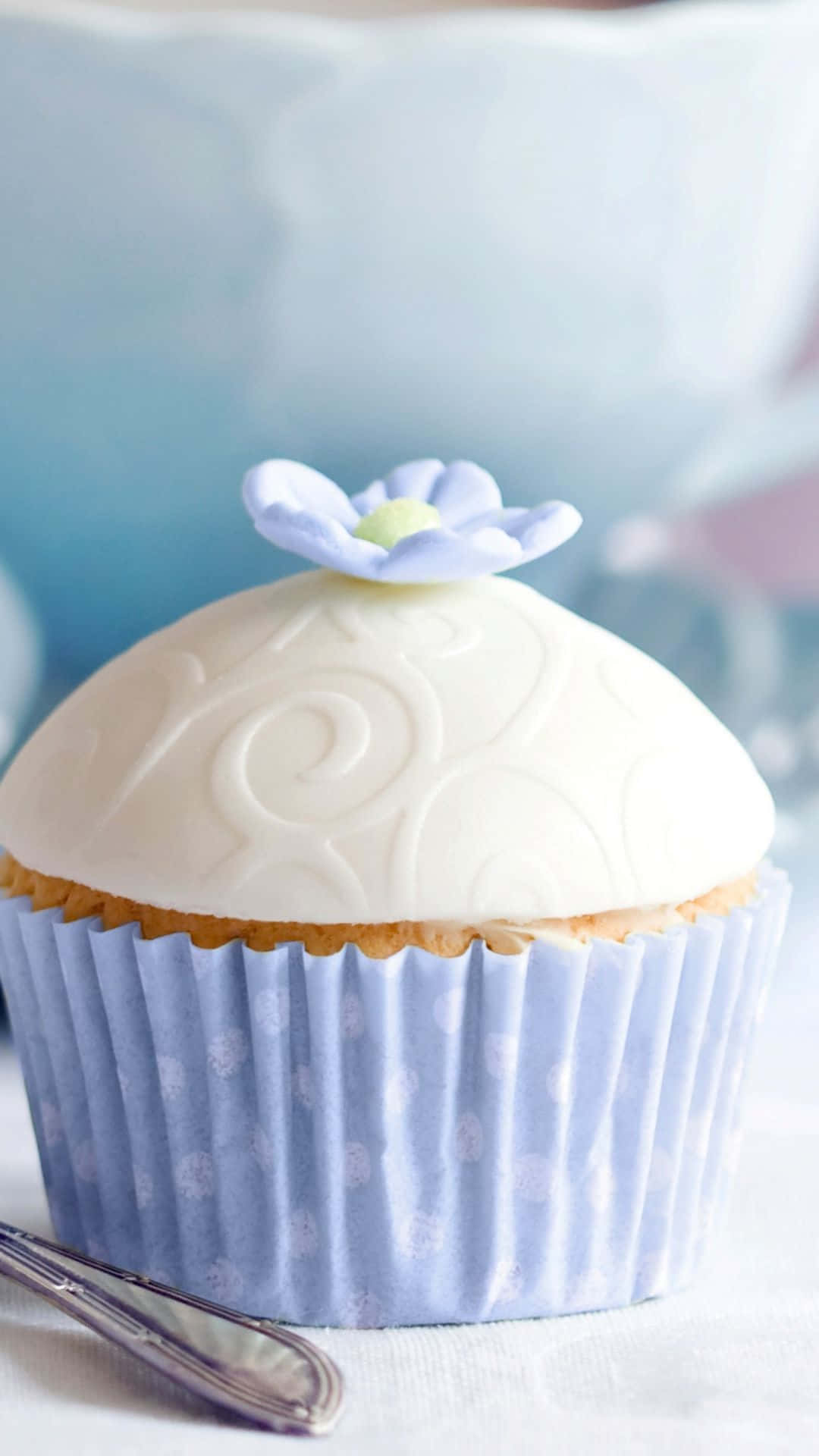 cupcake, white swirled icing, delicate purple flower topper, Full HD Phone Wallpaper