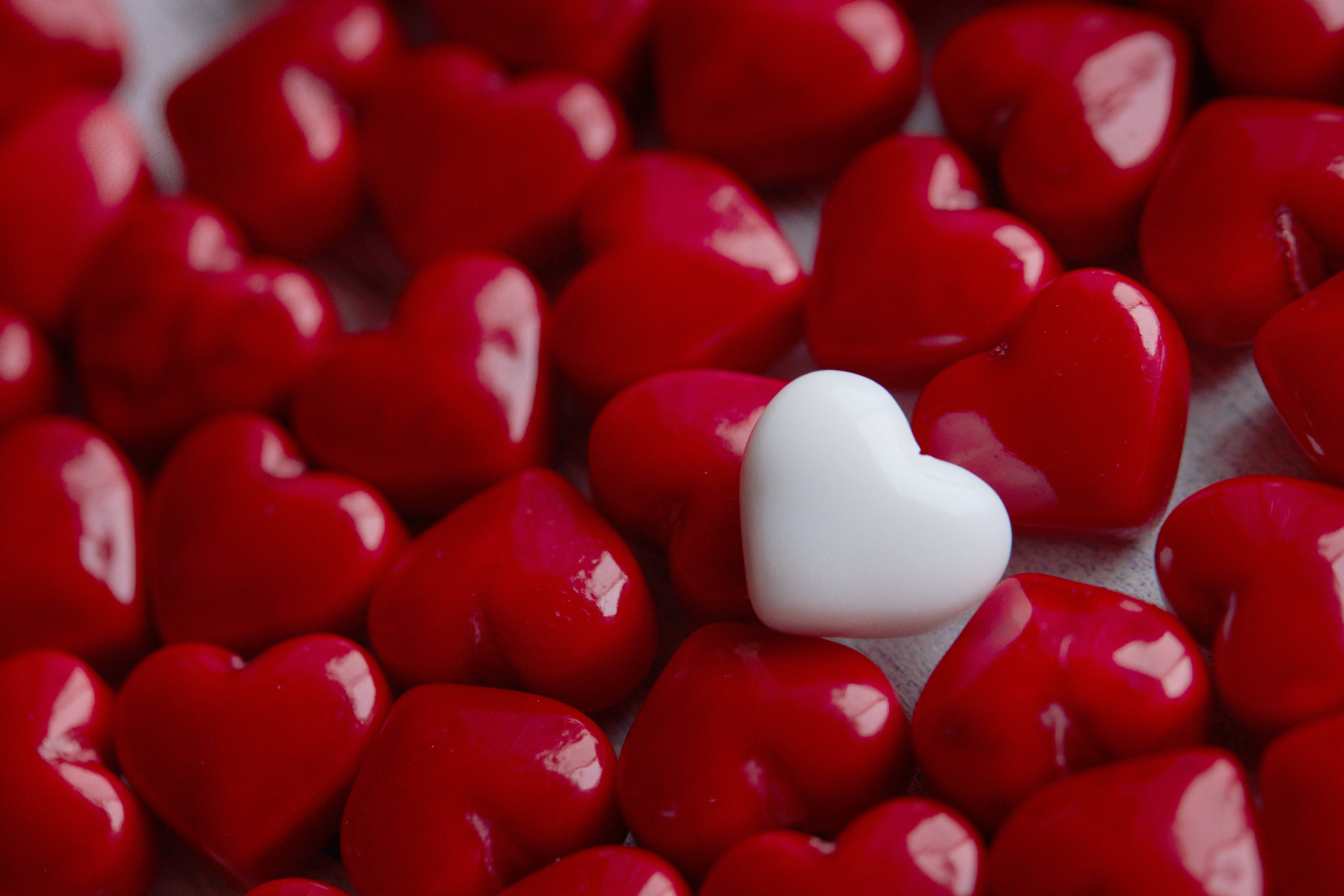 white glossy heart, vibrant red hearts, soft bokeh background, 5K Desktop Wallpaper