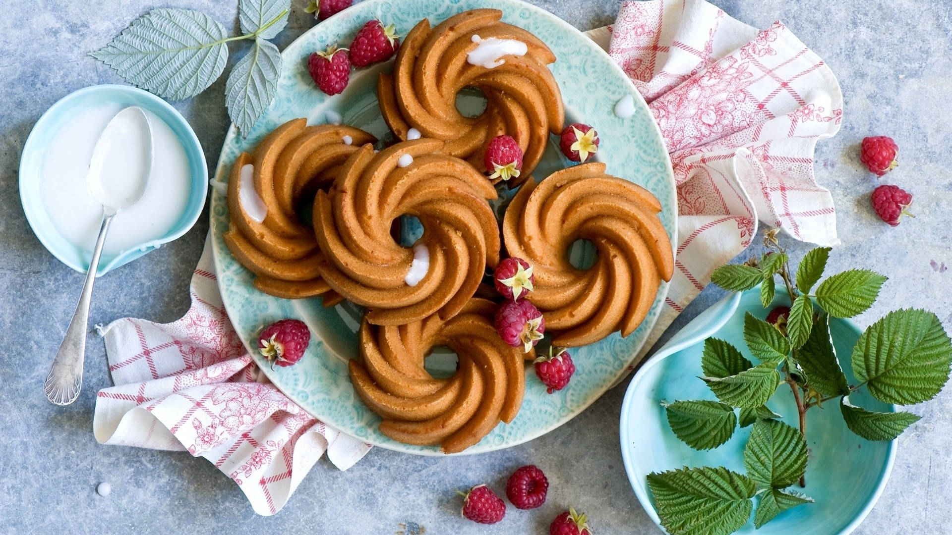 Cookie Berries Dessert, golden swirl cookies, white icing, Full HD Desktop Wallpaper