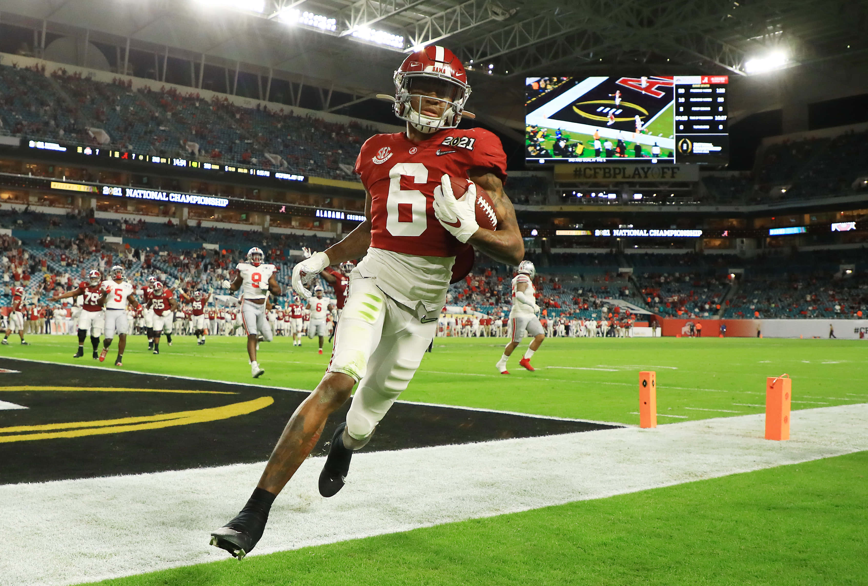 Devonta Smith, red jersey, number 6, 2K Desktop Wallpaper