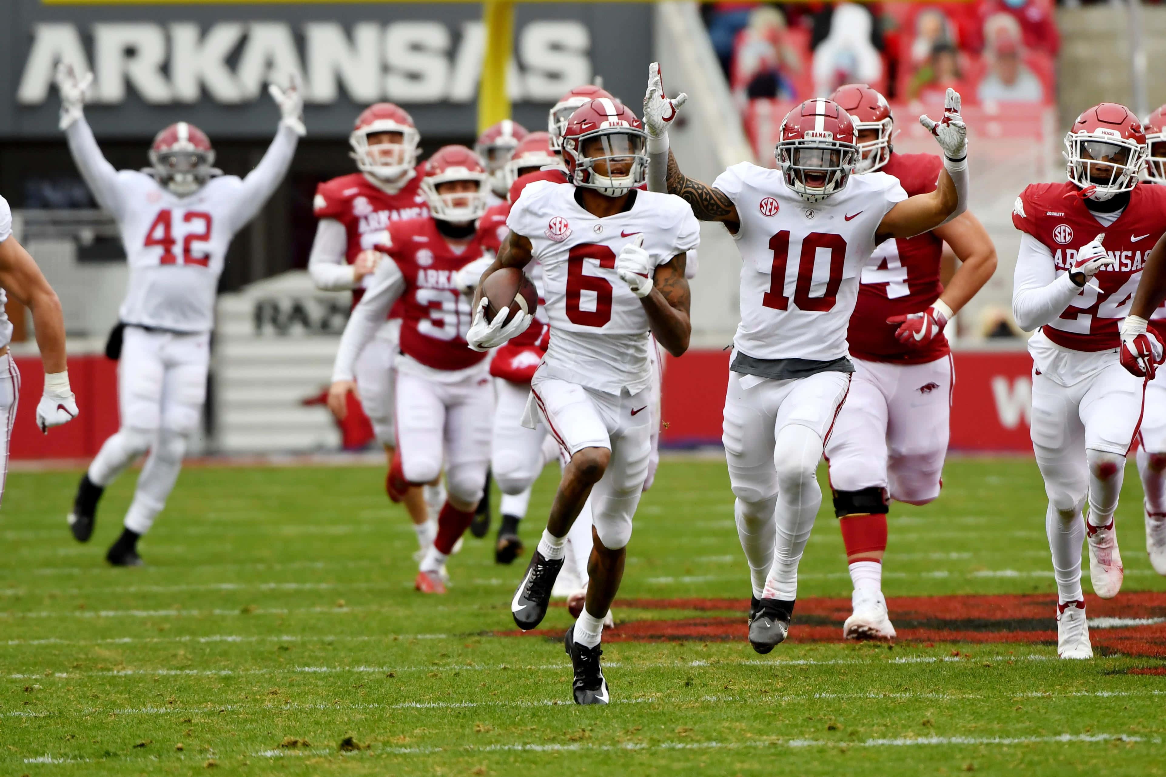 Devonta Smith, football game, white and red uniforms, 4K Desktop Wallpaper