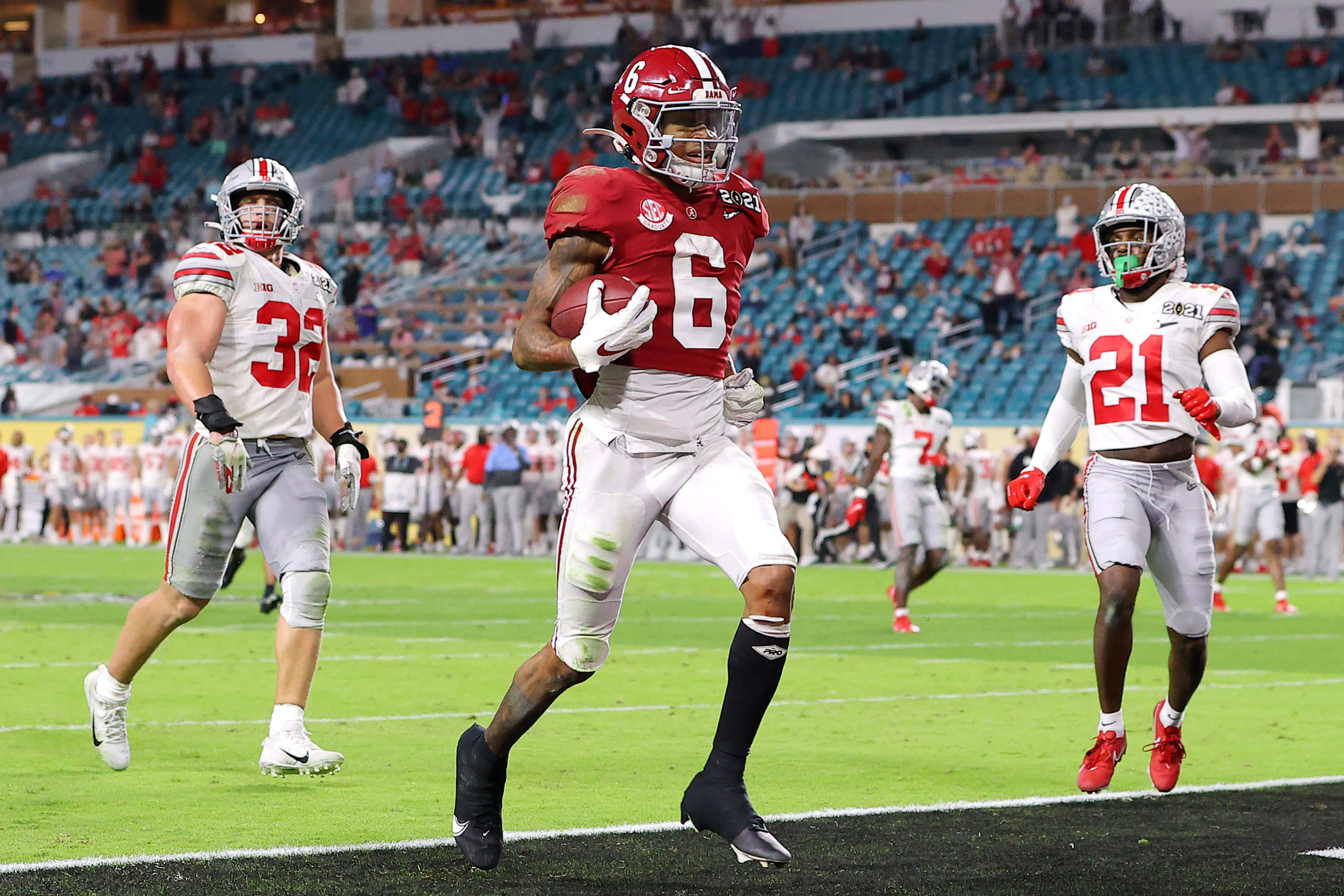 Devonta Smith, red jersey number 6, stadium field, 2K Desktop Wallpaper