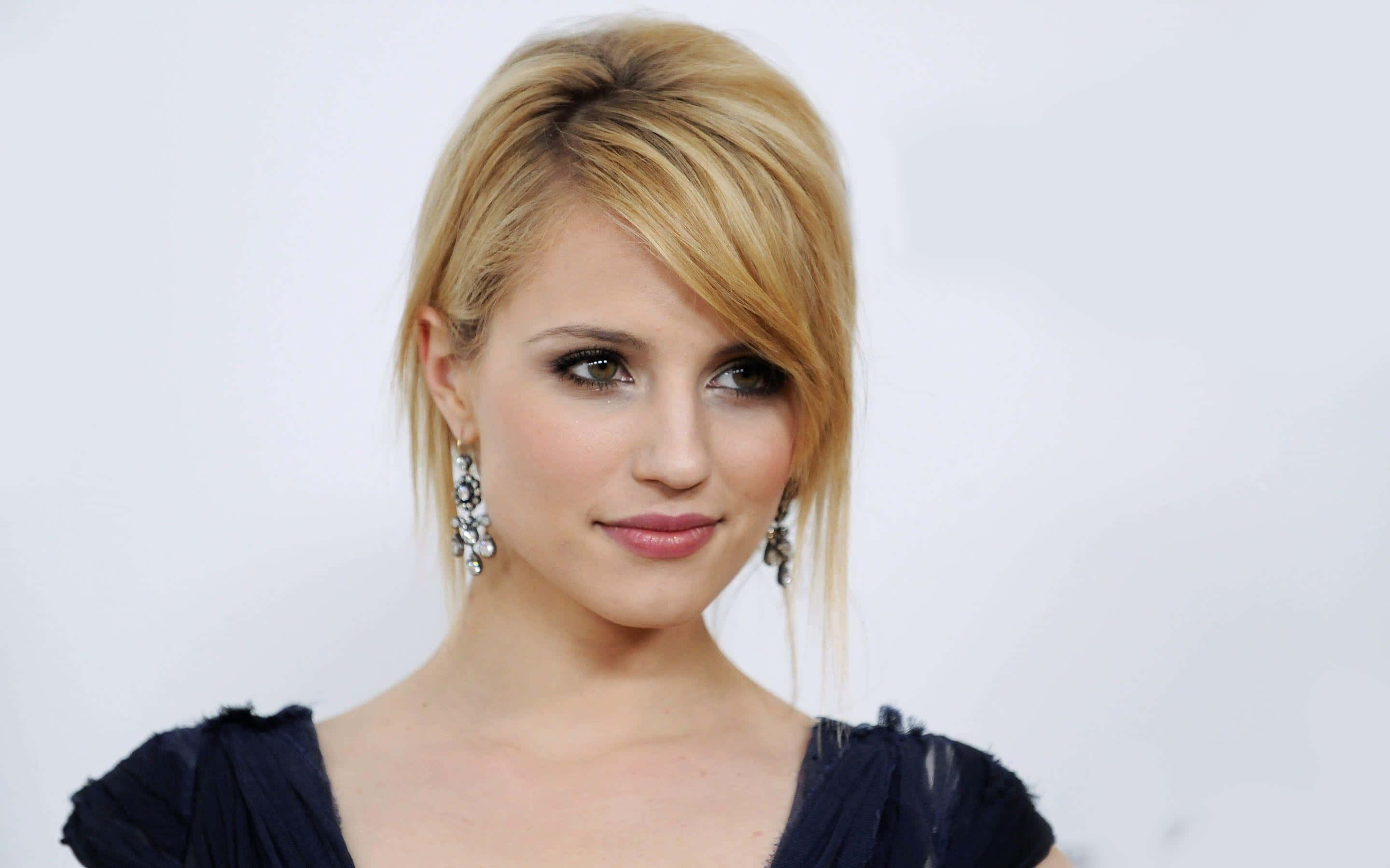 Dianna Agron, blonde woman, elegant dangling earrings, 2K Desktop Wallpaper