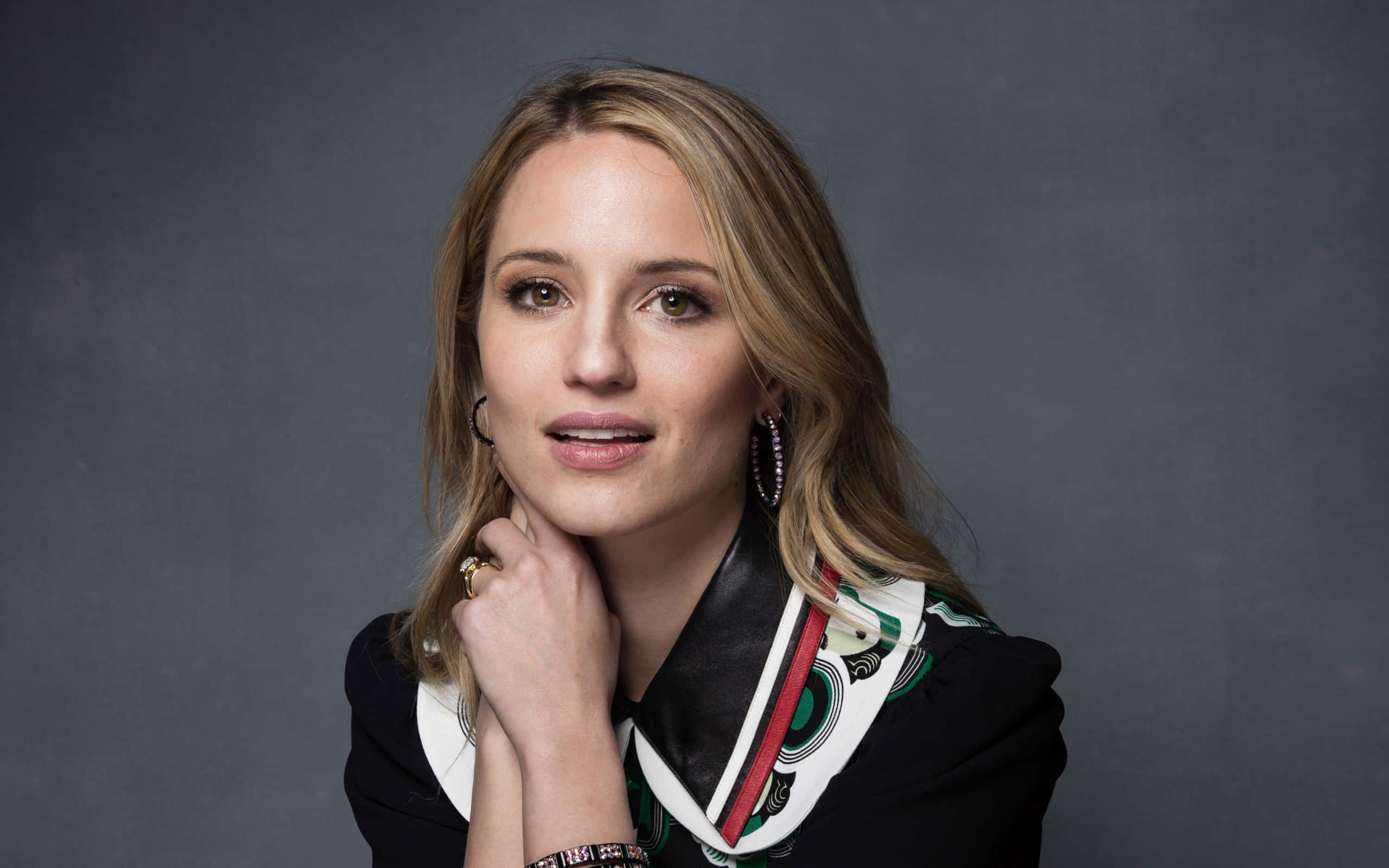 Dianna Agron, blonde hair, patterned scarf, 2K Desktop Wallpaper