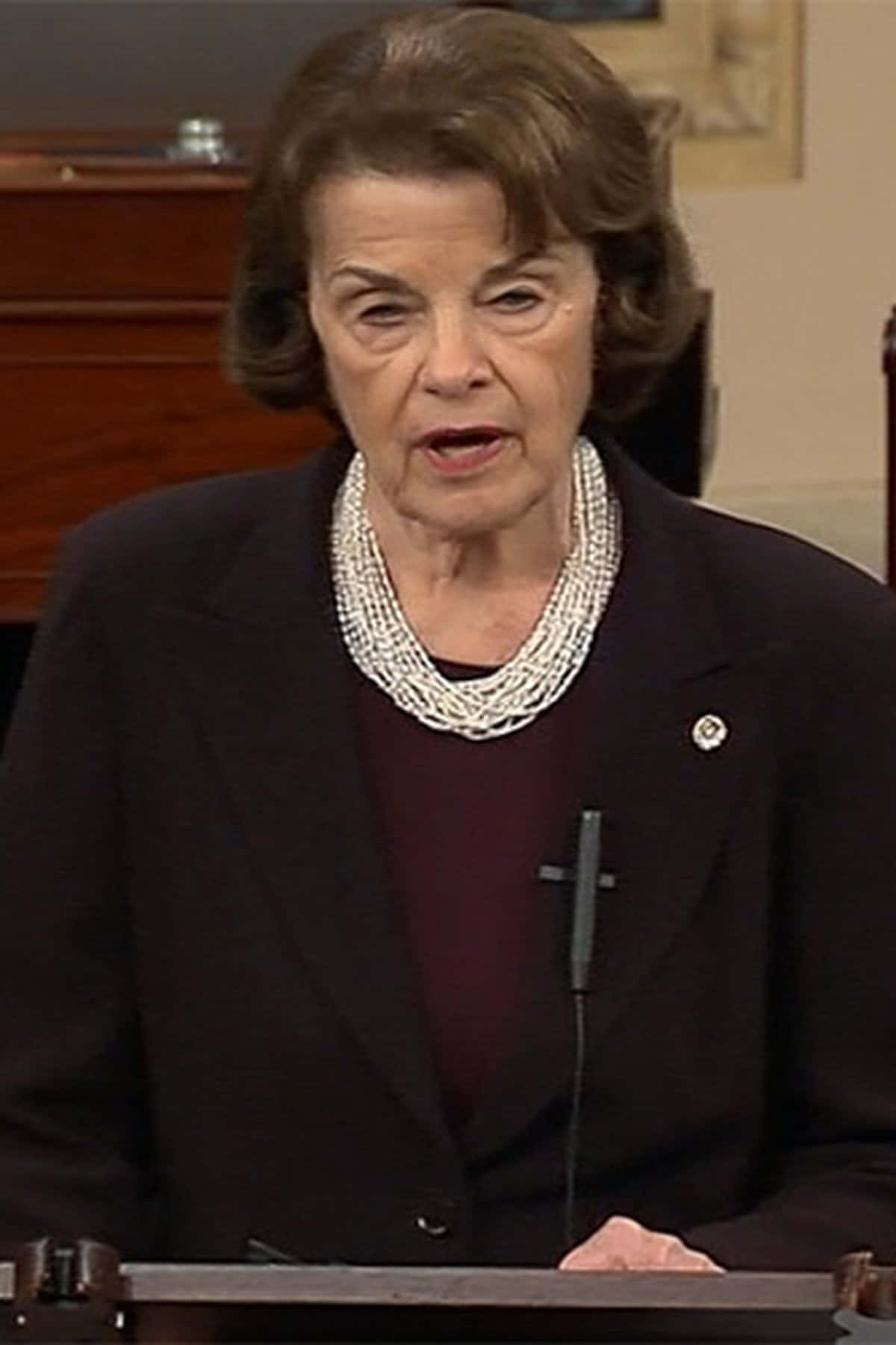 Dianne Feinstein, podium, black blazer, HD Phone Wallpaper