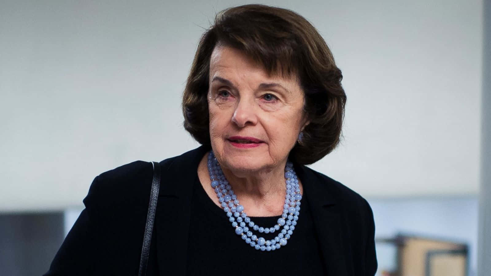 Dianne Feinstein, black blazer, light blue beaded necklace, HD Desktop Wallpaper
