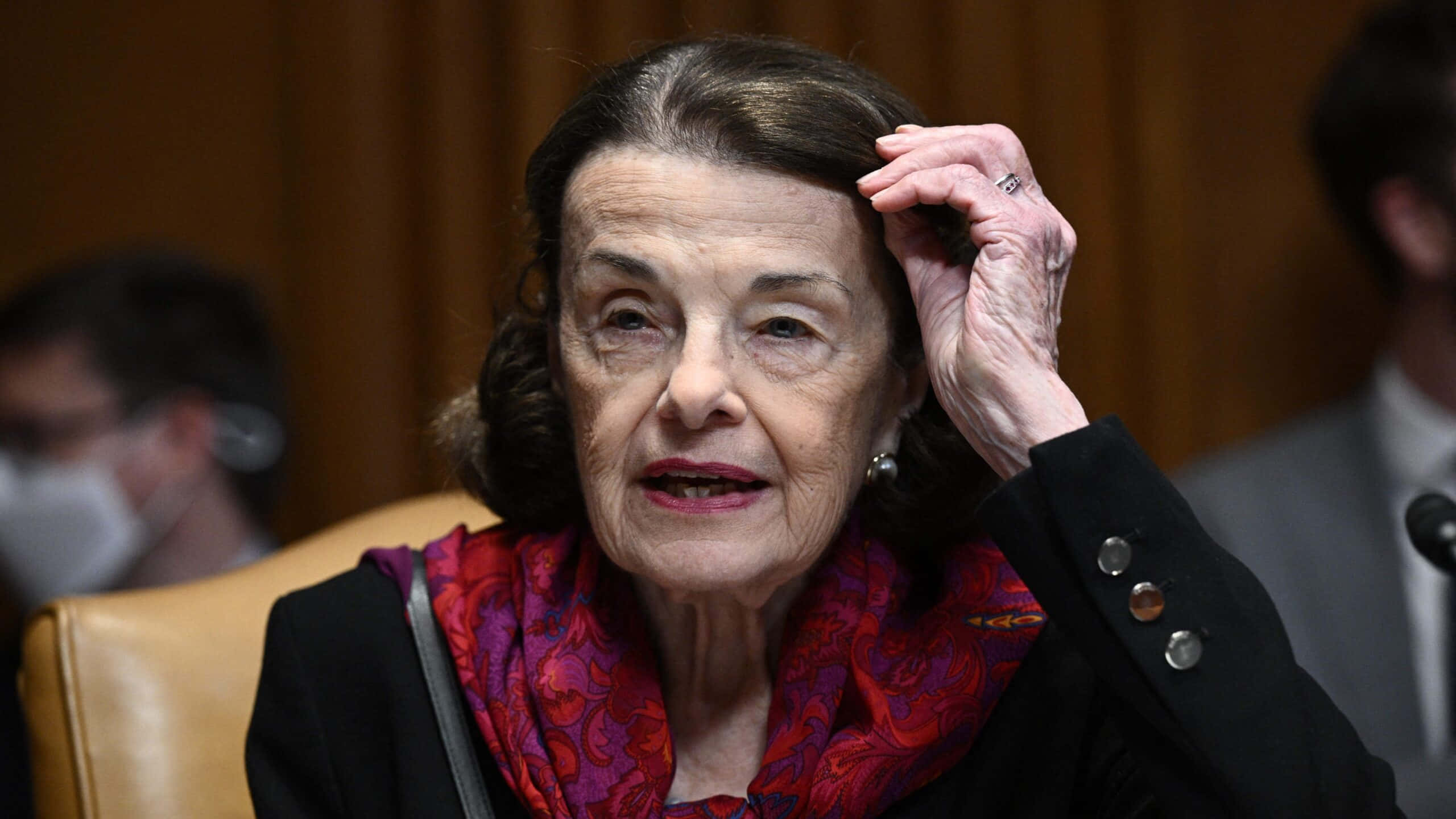 Dianne Feinstein, dark hair, red lipstick, 2K Desktop Wallpaper