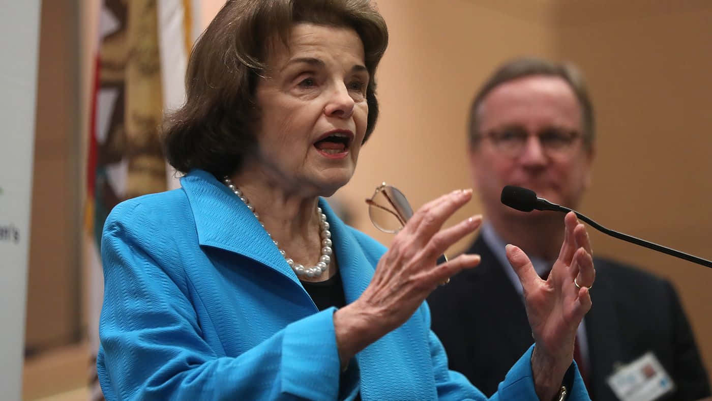 Dianne Feinstein, bright blue blazer, microphone, HD Desktop Wallpaper