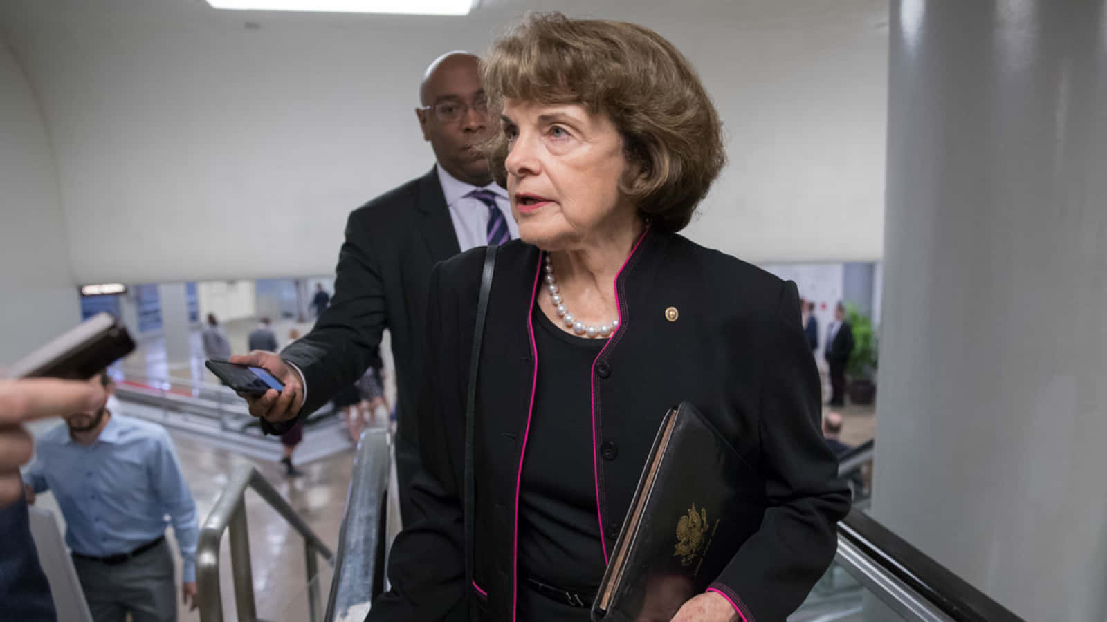 Dianne Feinstein, black blazer with pink trim, escalator, HD Desktop Wallpaper