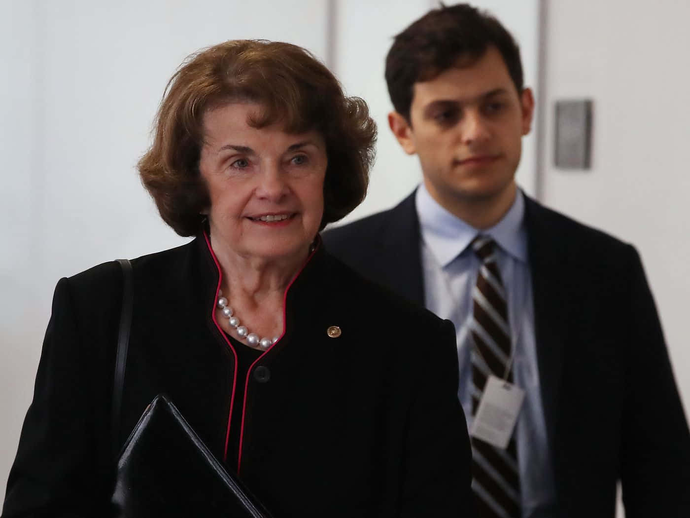 Dianne Feinstein, black coat with red trim, pearl necklace, HD Desktop Wallpaper