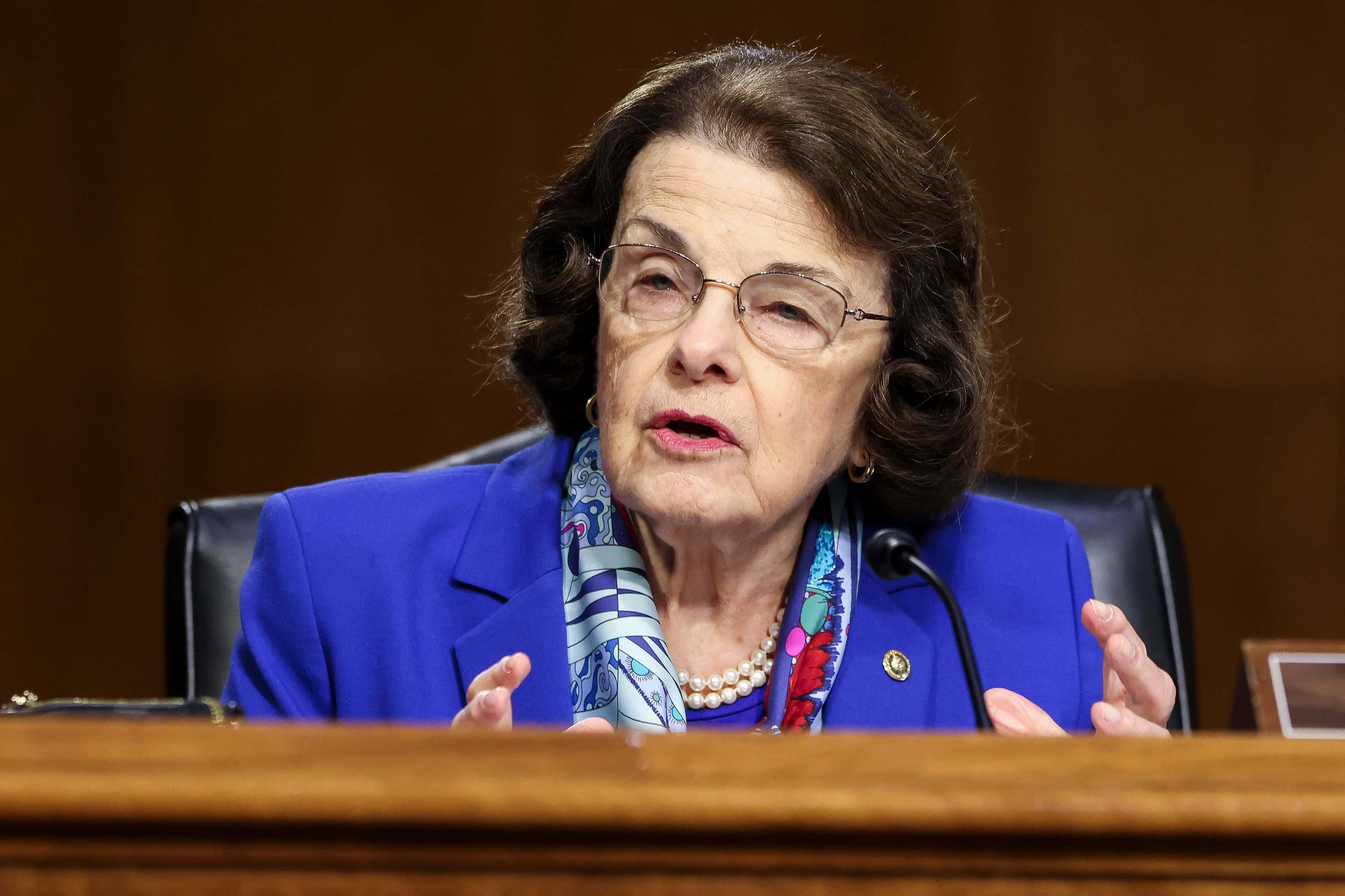 Dianne Feinstein, blue suit, glasses, 2K Desktop Wallpaper