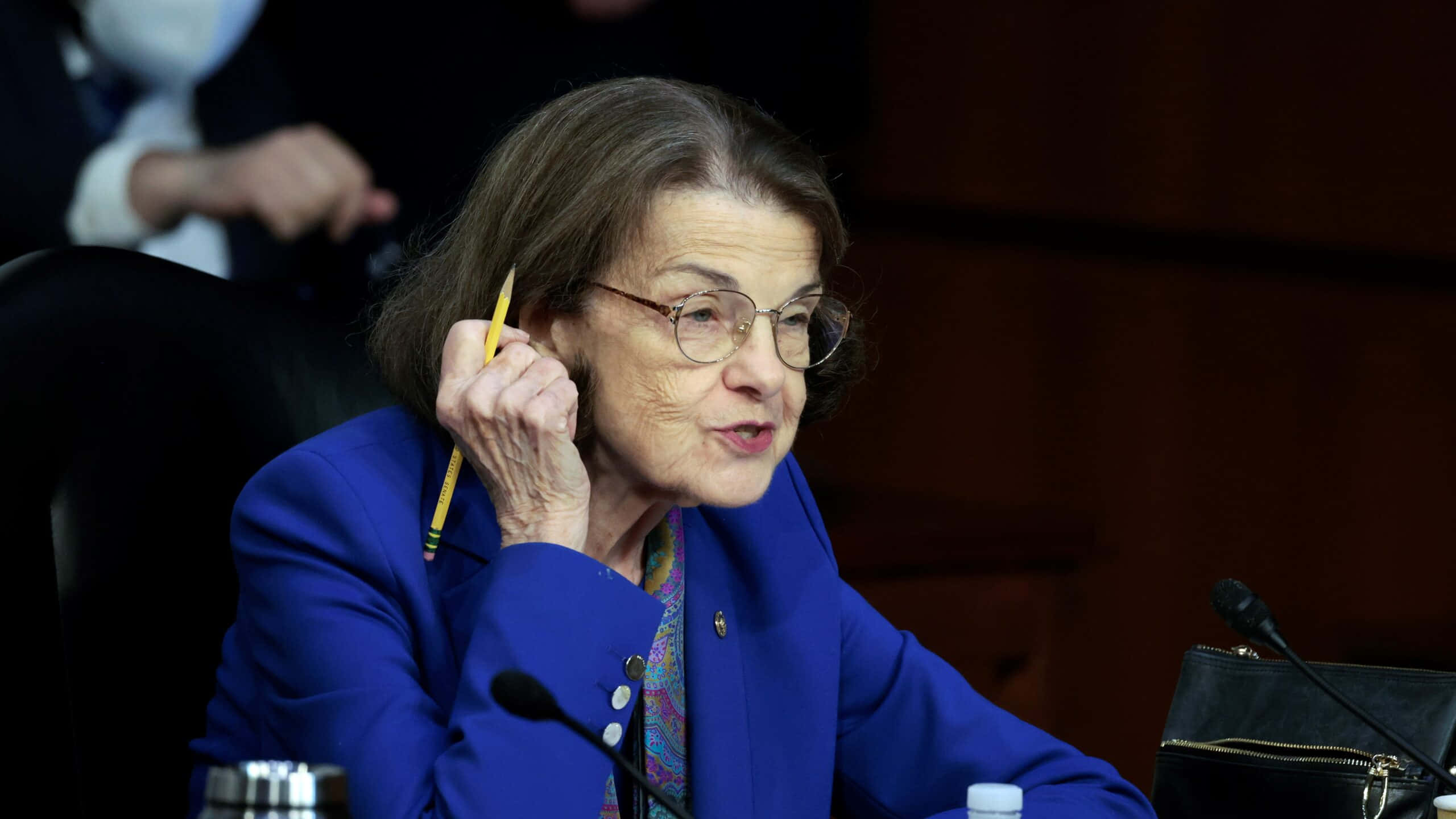 Dianne Feinstein, blue blazer, yellow pencil, 2K Desktop Wallpaper