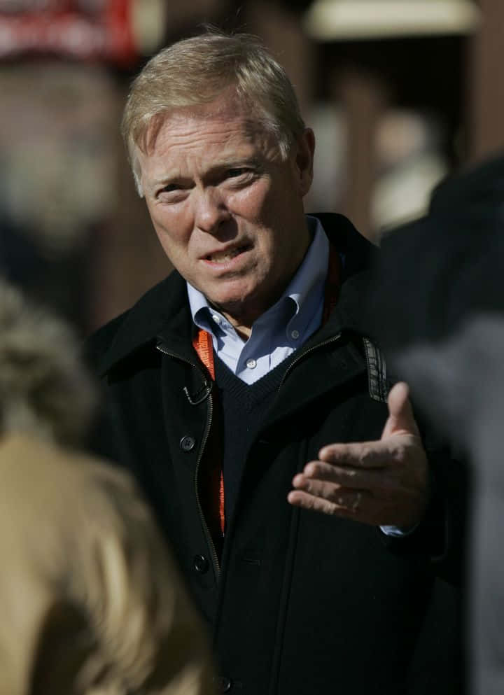Dick Gephardt, black coat, crowded outdoor setting, SD Phone Wallpaper