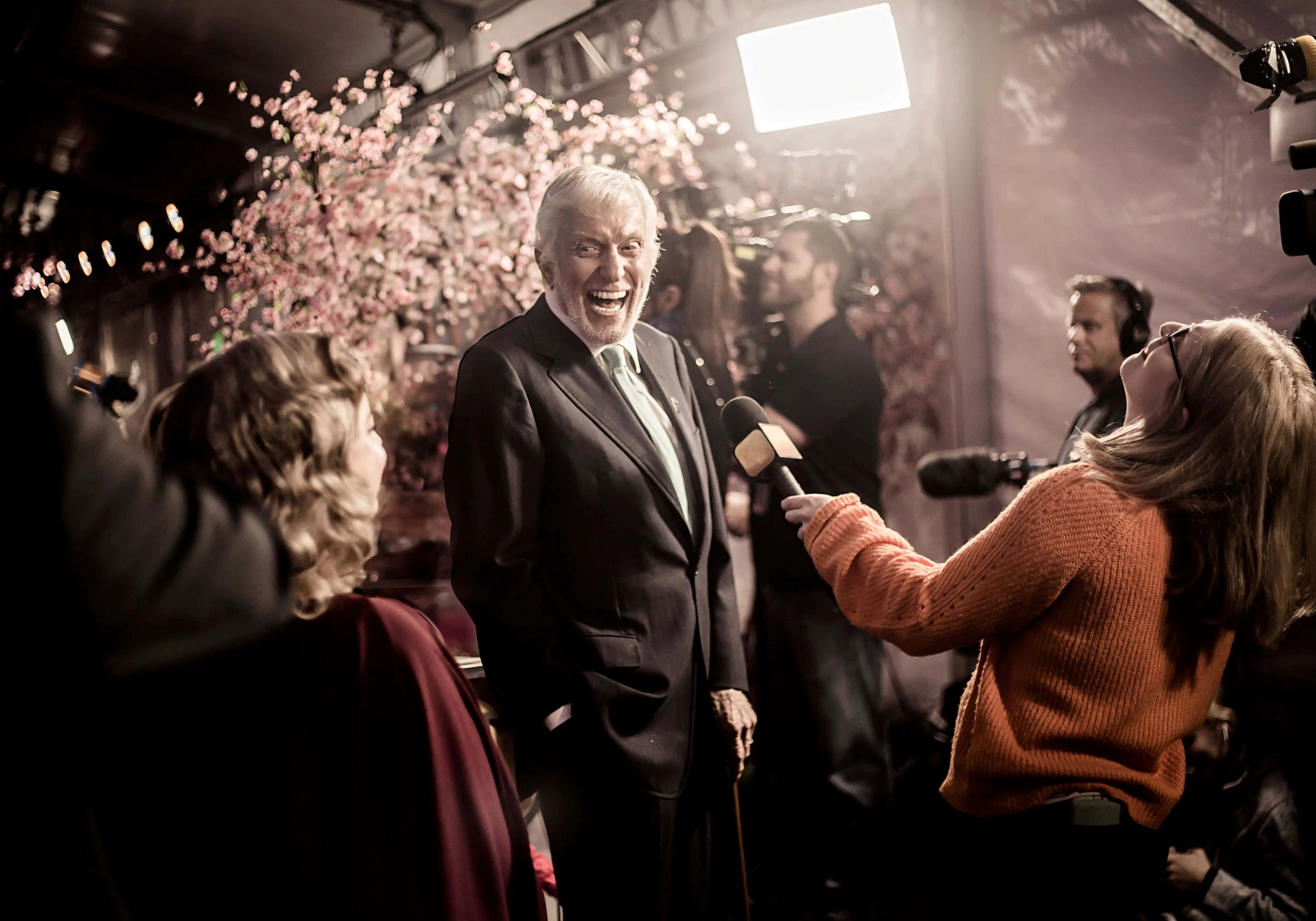 Dick Van Dyke, backstage interview, bright lights, 4K Desktop Wallpaper