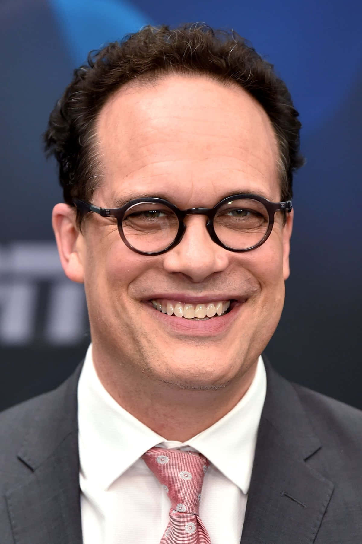 Diedrich Bader, curly hair, round glasses, HD Phone Wallpaper