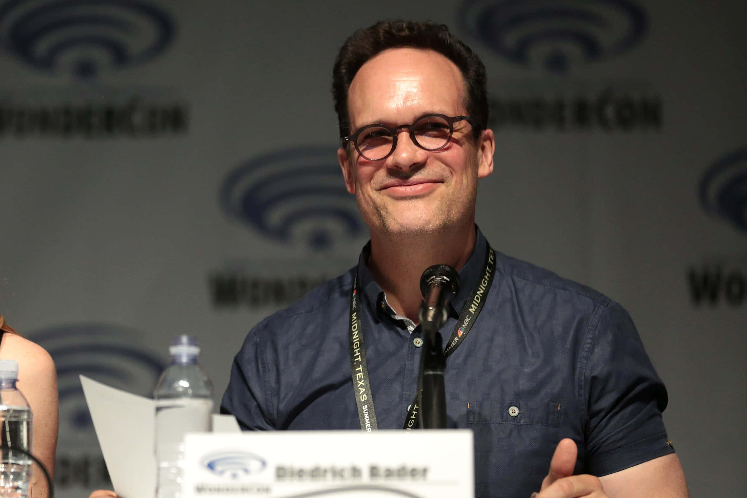 Diedrich Bader, panel event, branded backdrop, 2K Desktop Wallpaper