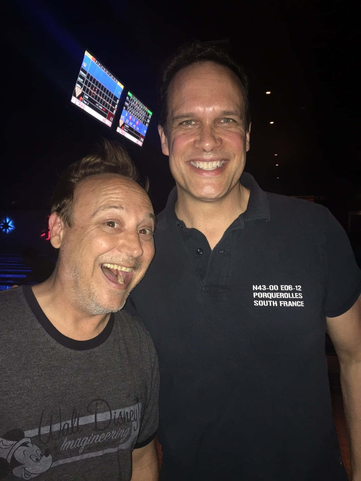 Diedrich Bader, selfie, dimly lit venue, HD Phone Wallpaper