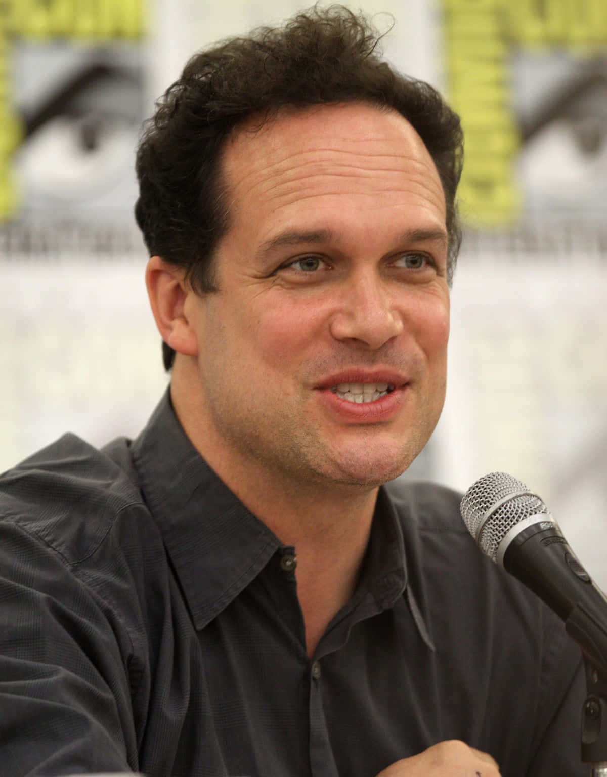 Diedrich Bader, microphone, convention panel, HD Phone Wallpaper