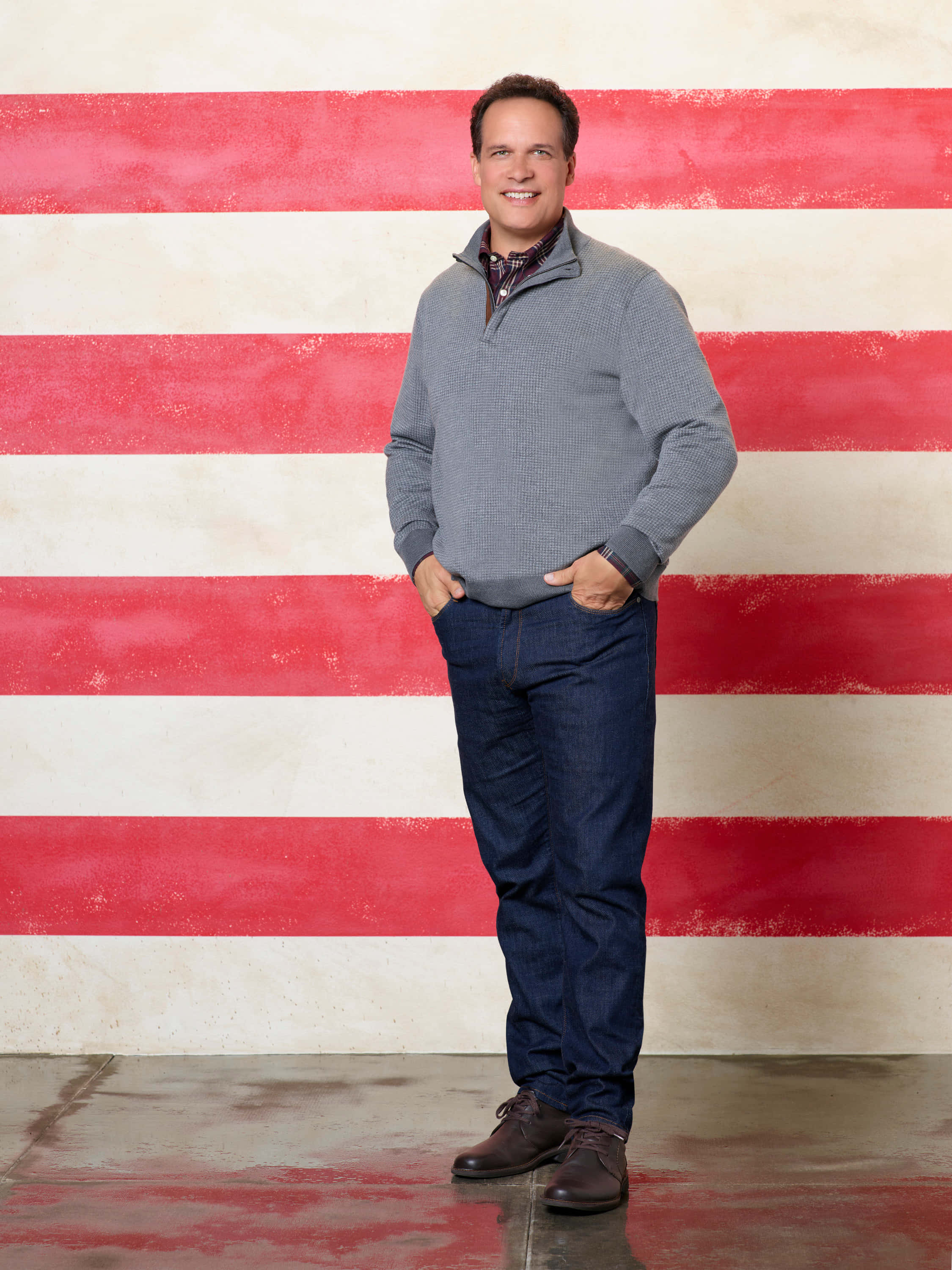 Diedrich Bader, gray sweater, jeans, 2K Phone Wallpaper