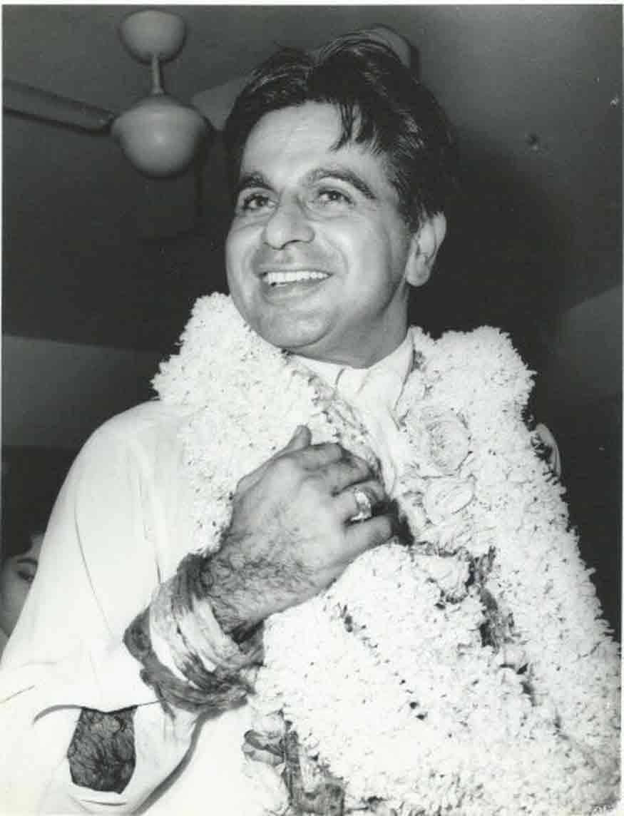 Dilip Kumar, flower garlands, white floral garland, SD Phone Wallpaper