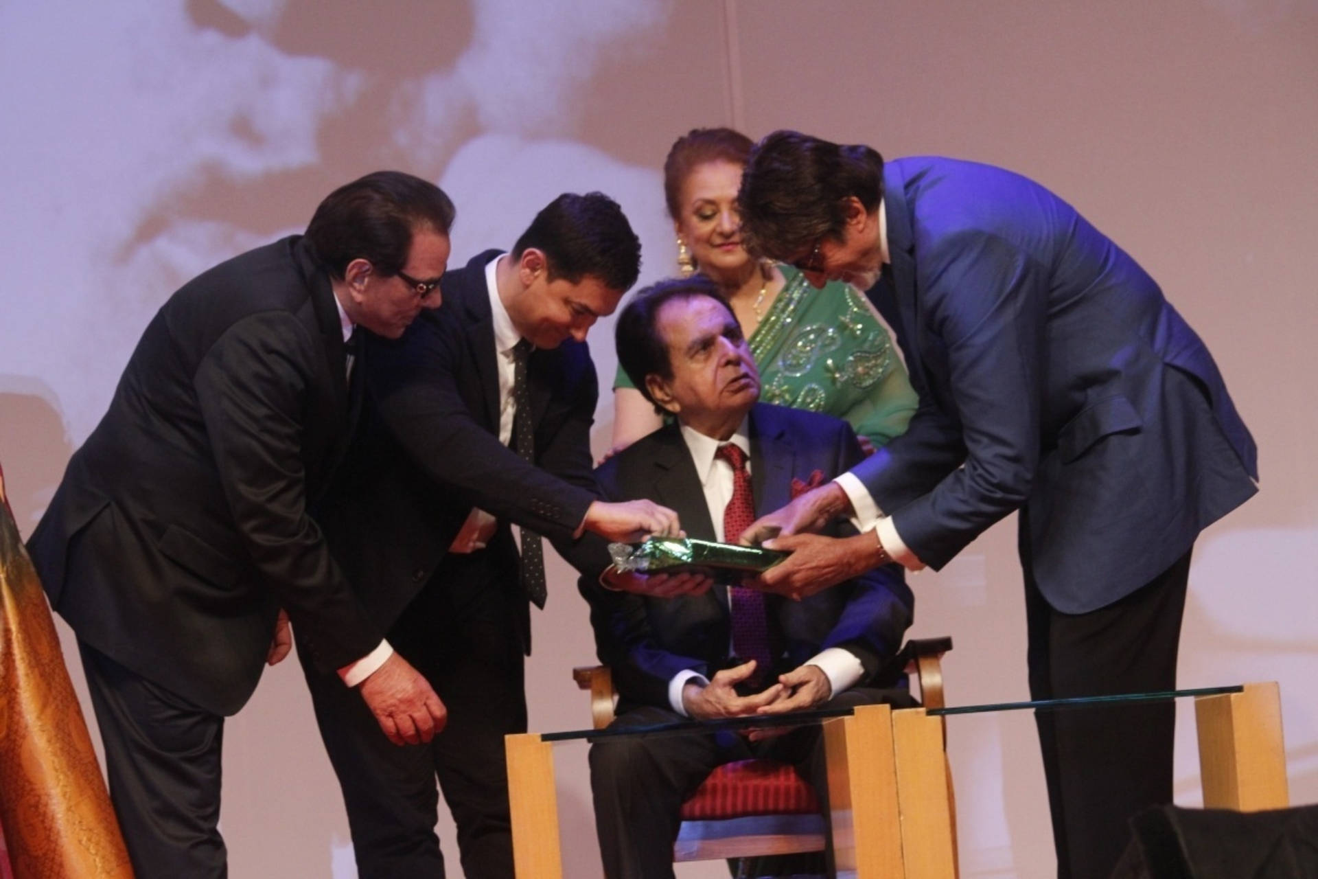 Dilip Kumar, blue suit, green award, Full HD Desktop Wallpaper
