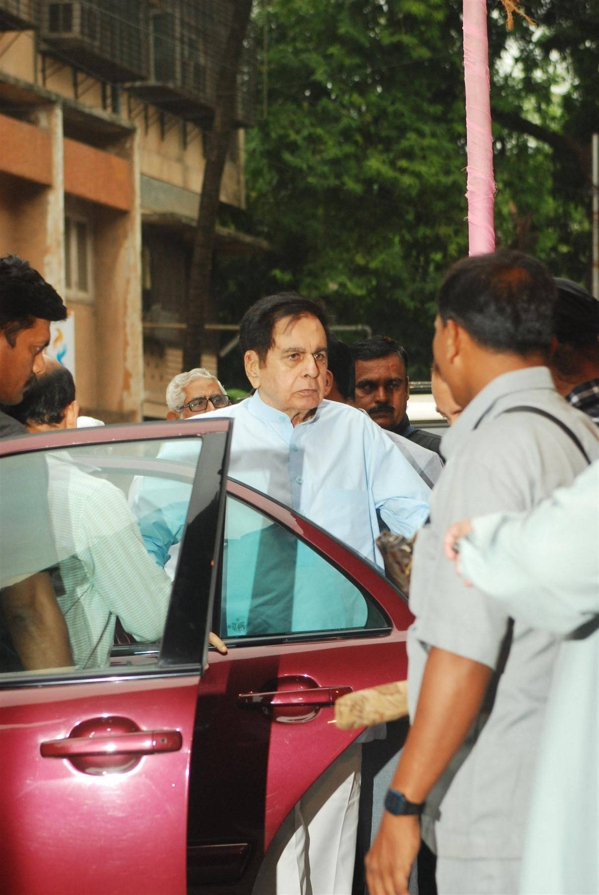 Dilip Kumar, light blue shirt, maroon car, HD Phone Wallpaper