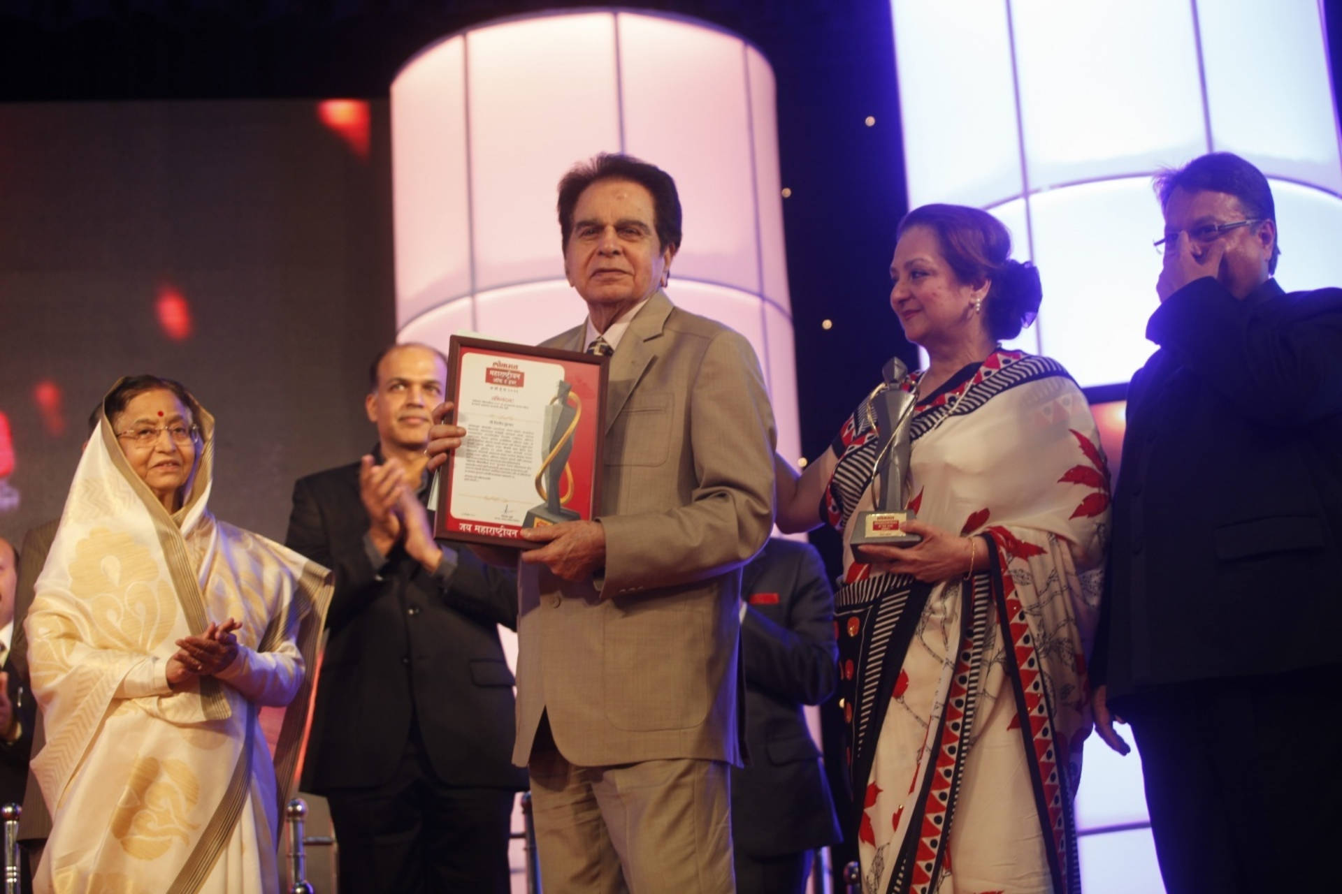 Dilip Kumar, beige suit, award, Full HD Desktop Wallpaper