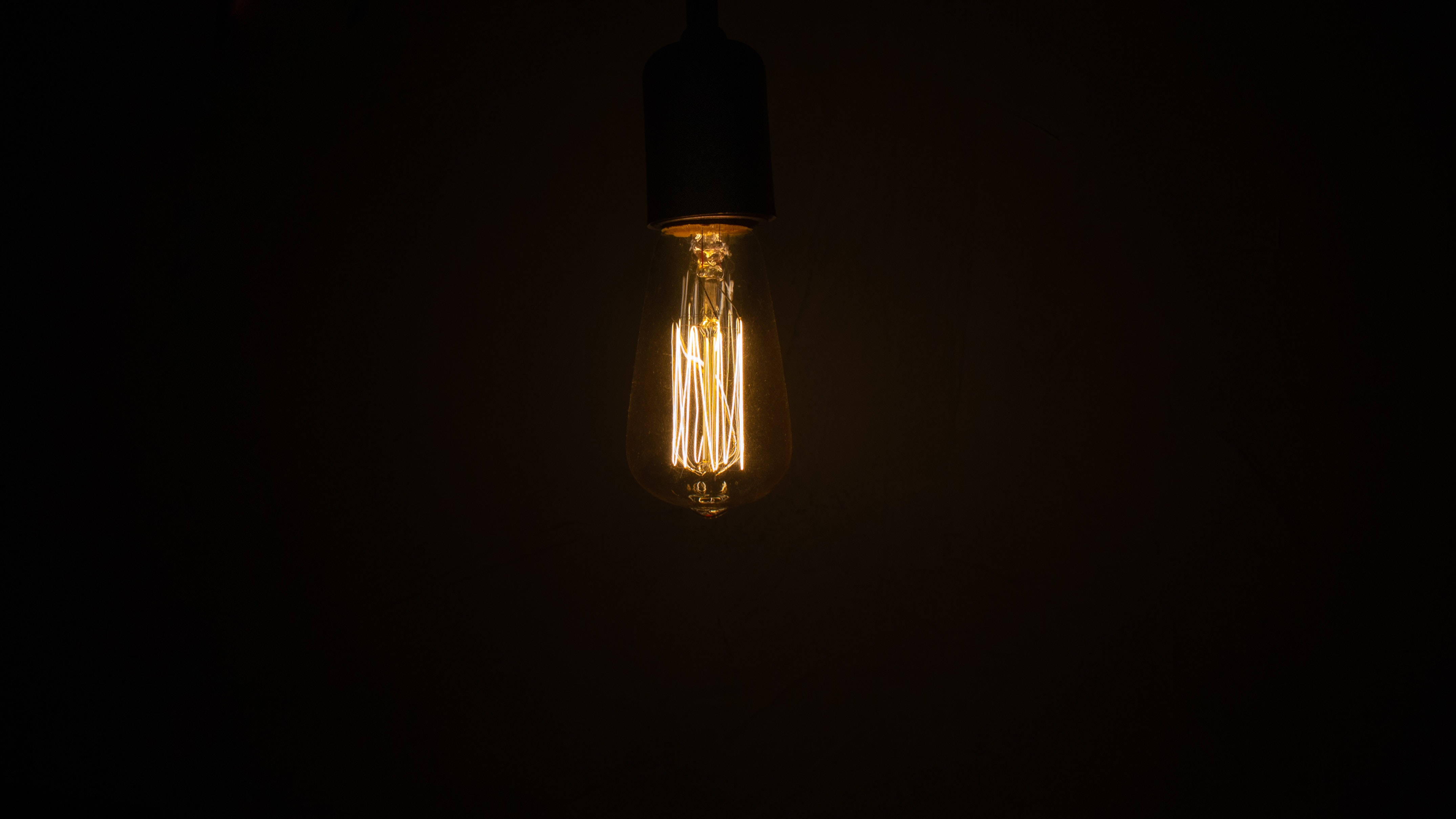 vintage light bulb, filament bulb, warm golden light, 4K Desktop Wallpaper
