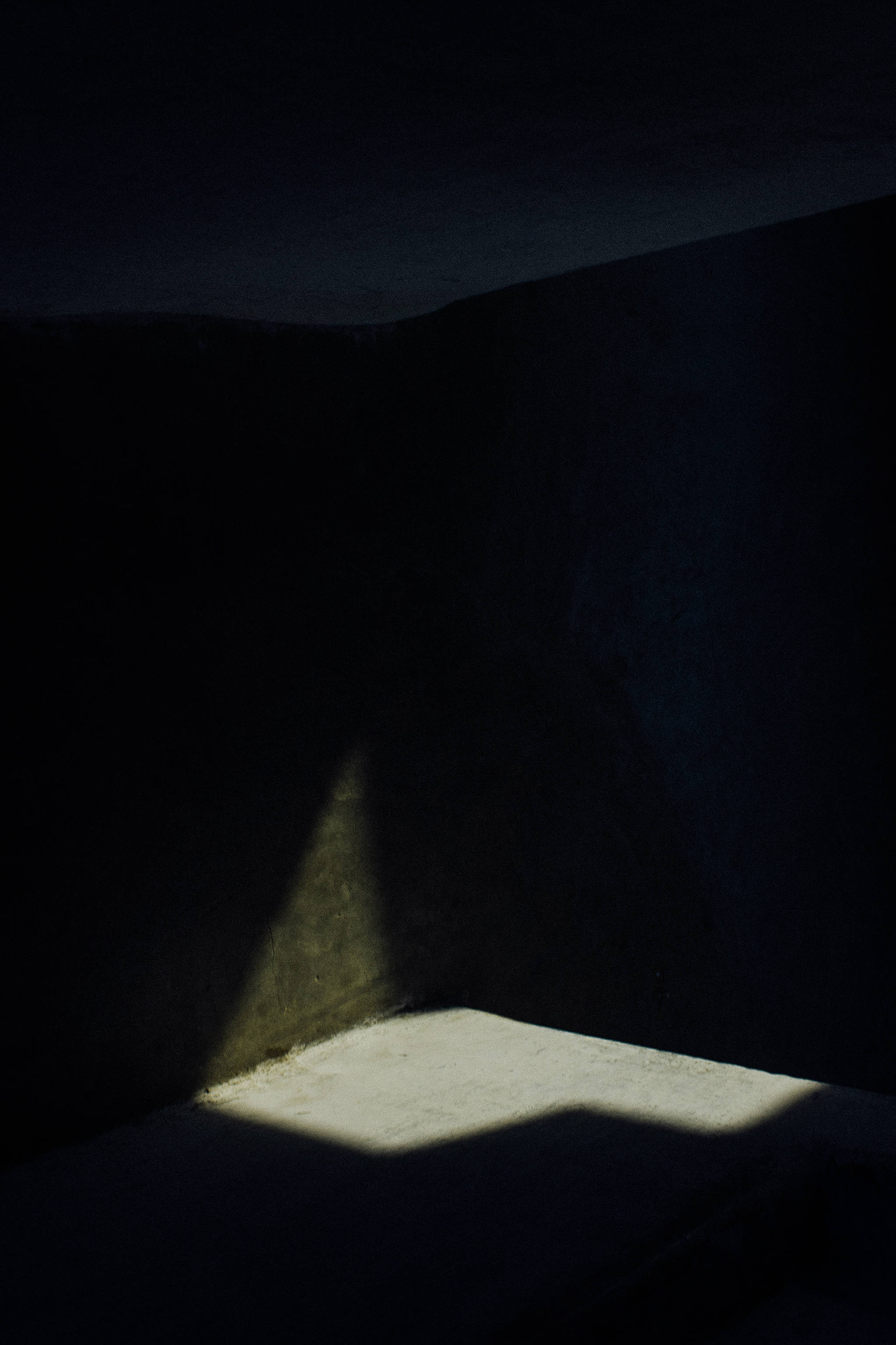 dim light, dark room, concrete corner, 2K Phone Wallpaper