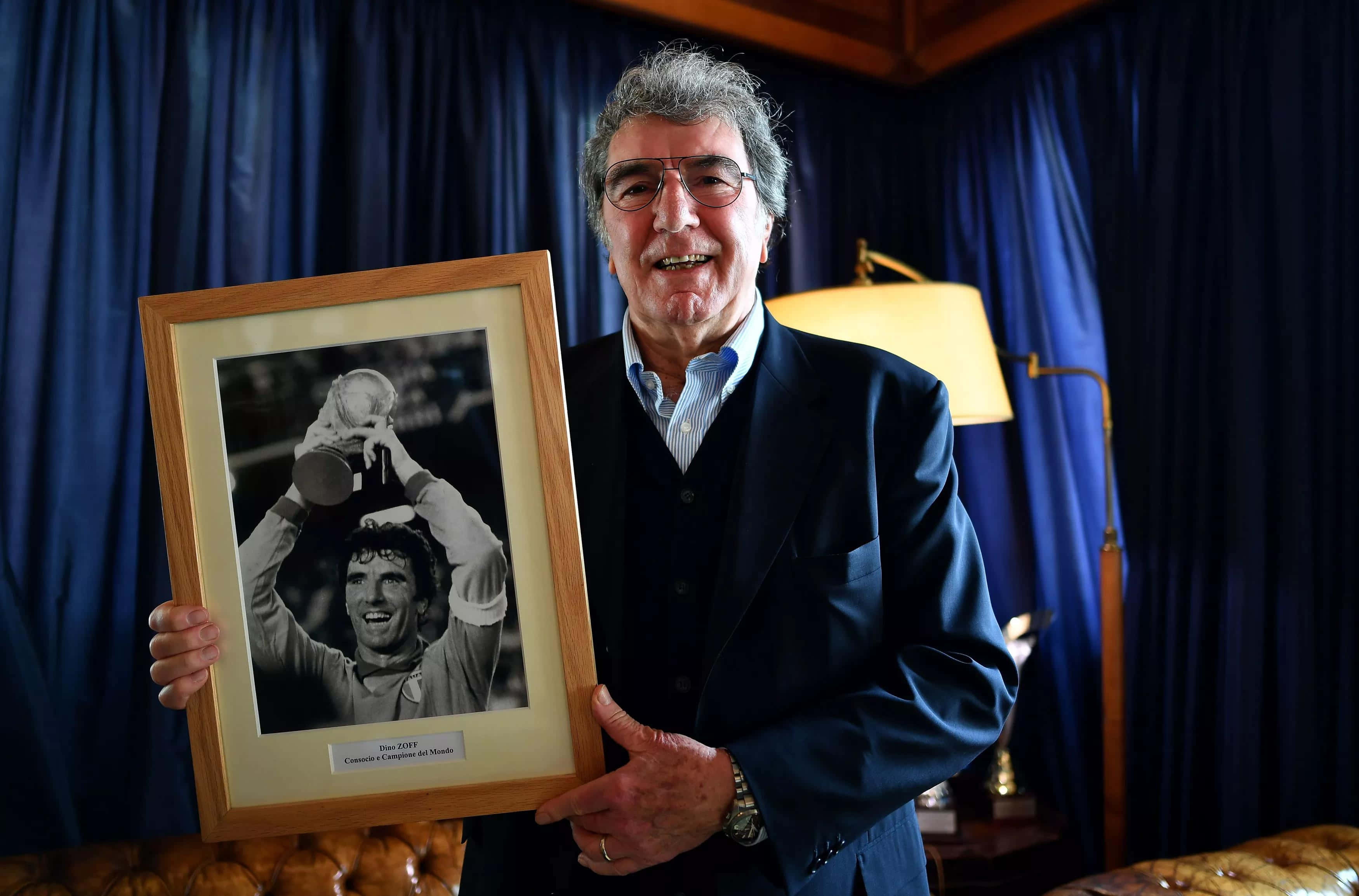 Dino Zoff, photo frame, blue curtain, 2K Desktop Wallpaper