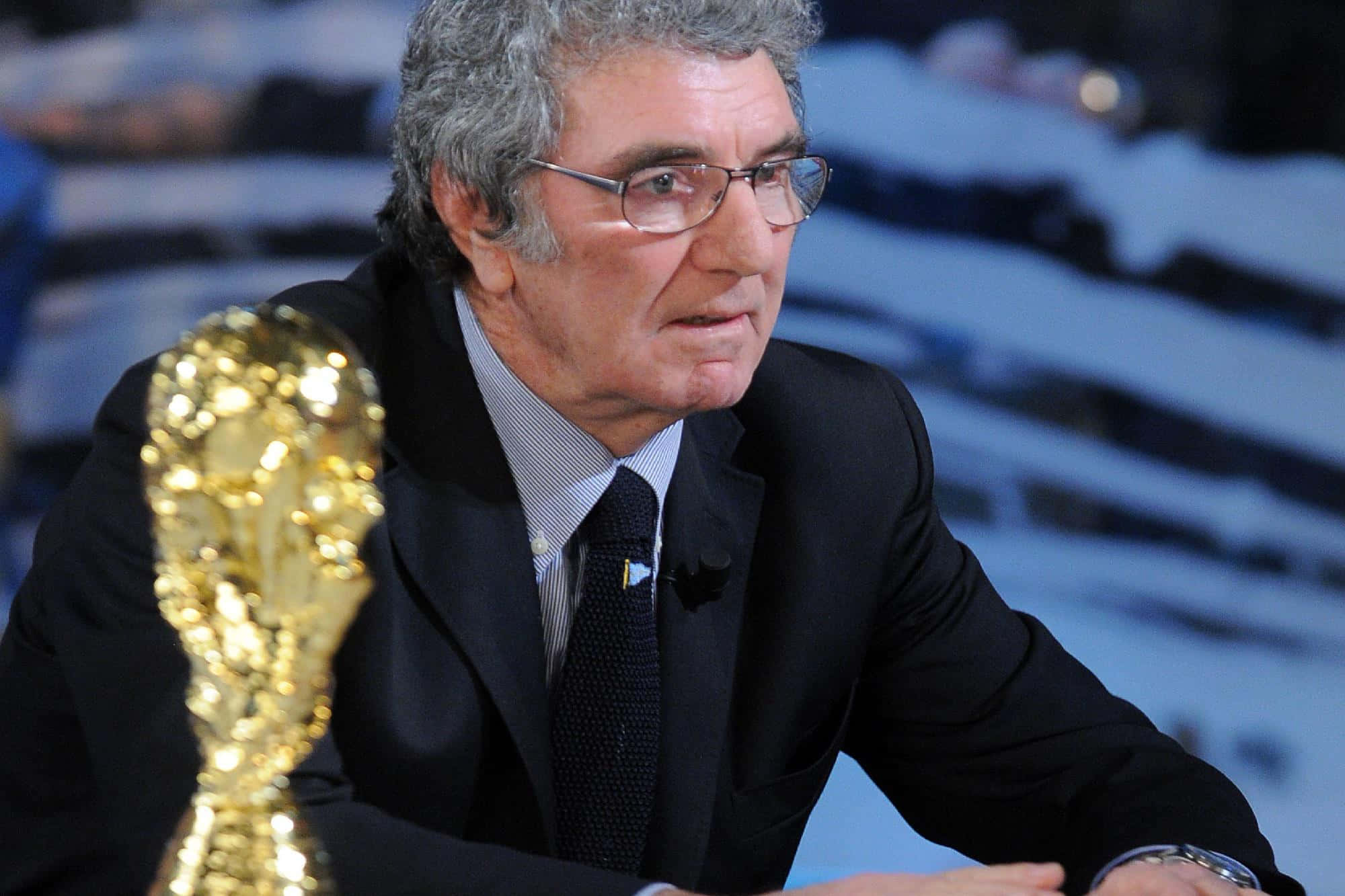 Dino Zoff, golden World Cup trophy, studio setting, Full HD Desktop Wallpaper