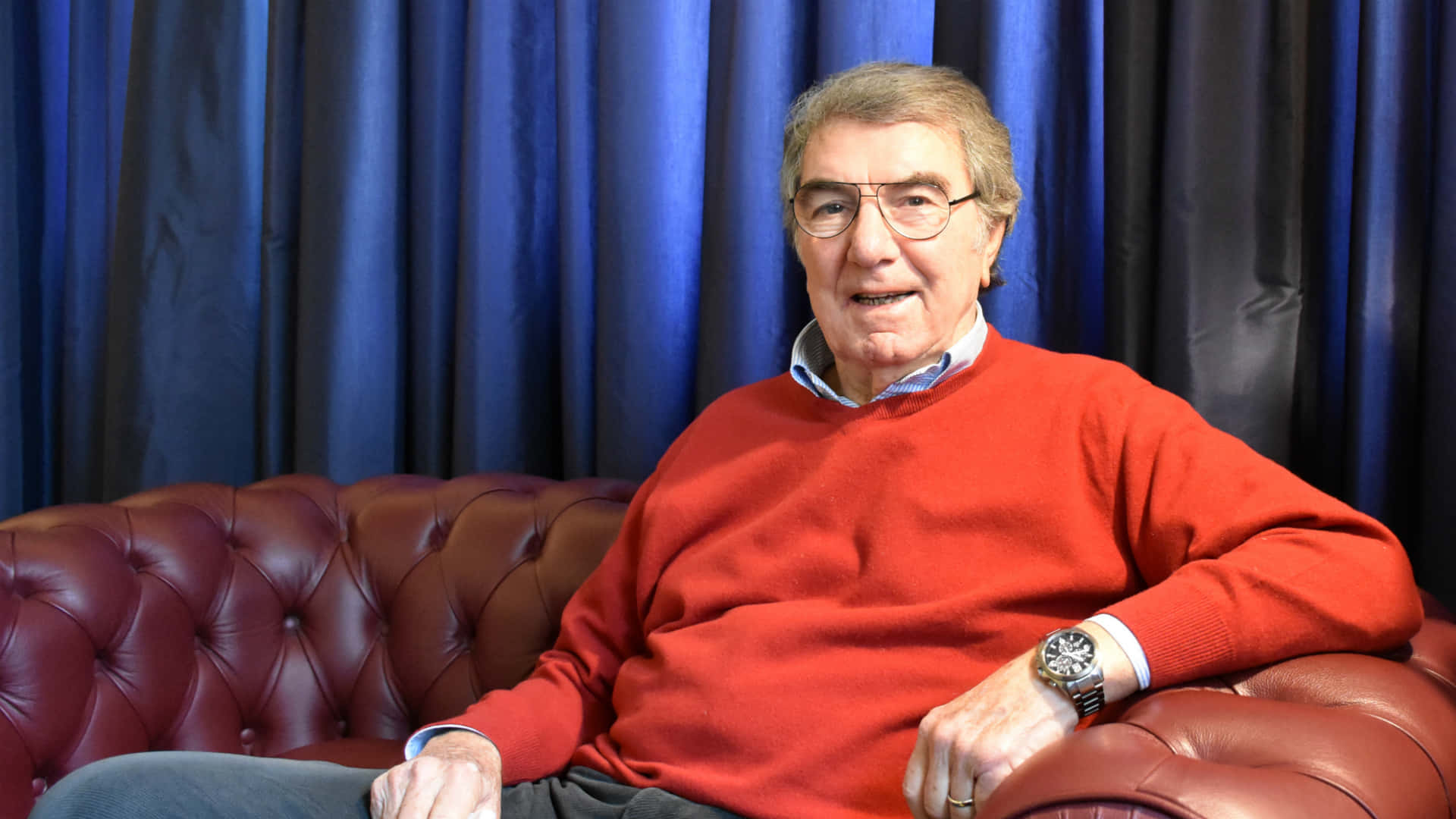 Dino Zoff, red sweater, tufted leather couch, Full HD Desktop Wallpaper