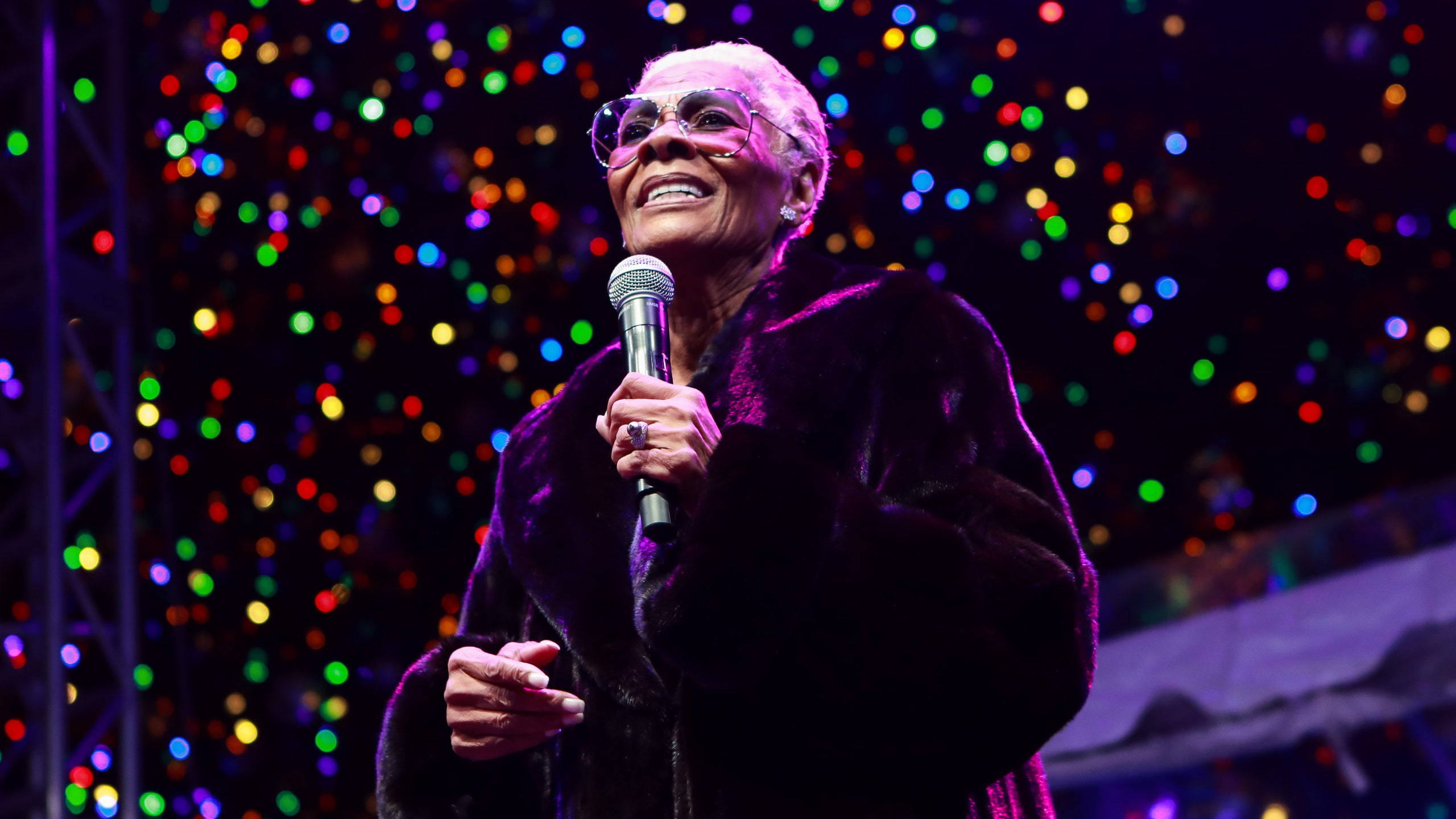 Dionne Warwick, dark fur coat, glasses, 2K Desktop Wallpaper