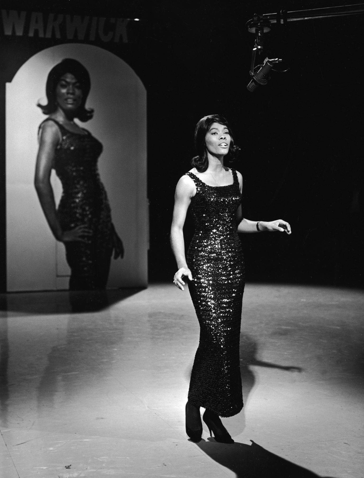 Dionne Warwick, sequin dress, vintage microphone, HD Phone Wallpaper