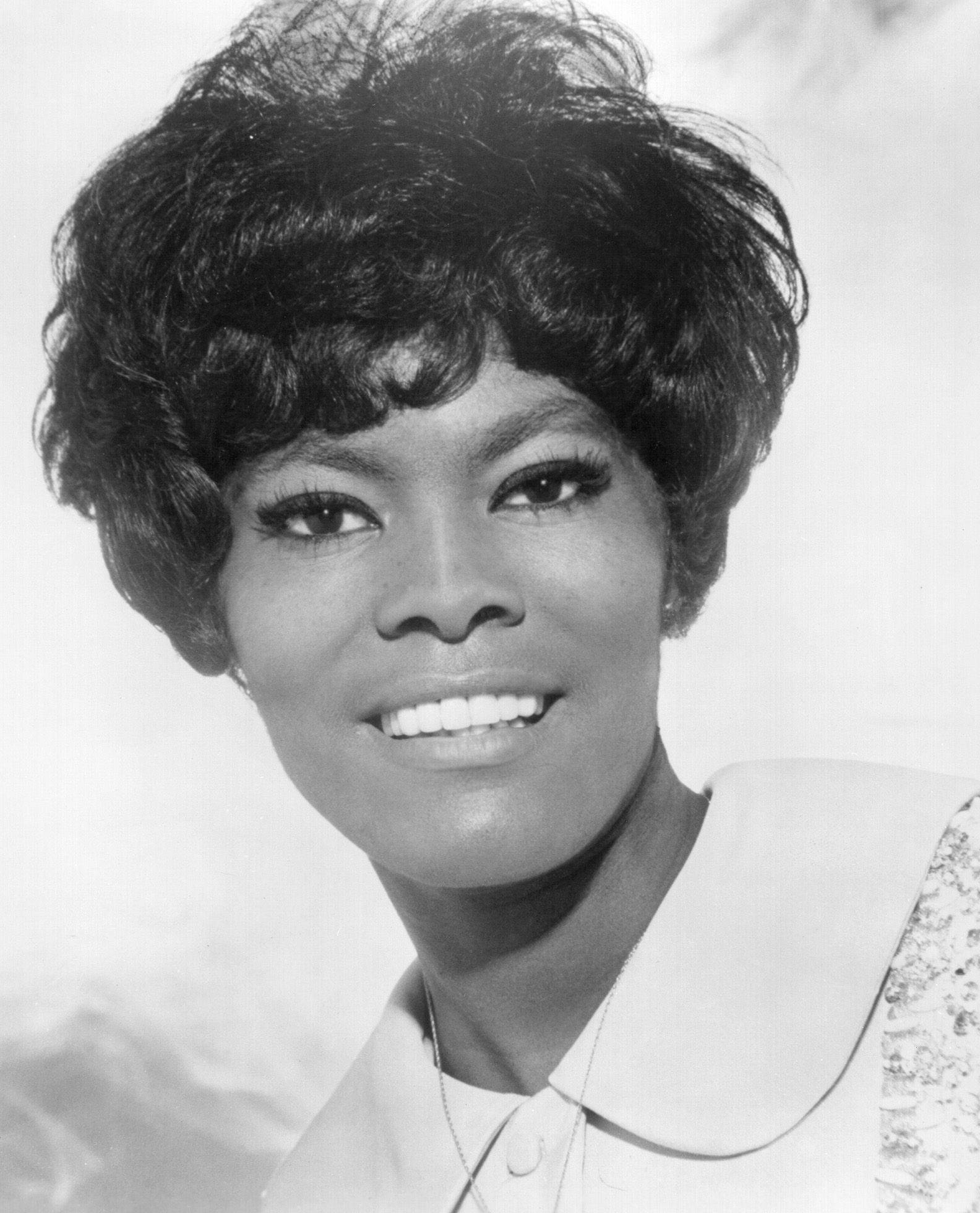 Dionne Warwick, black and white portrait, smiling woman, Full HD Phone Wallpaper