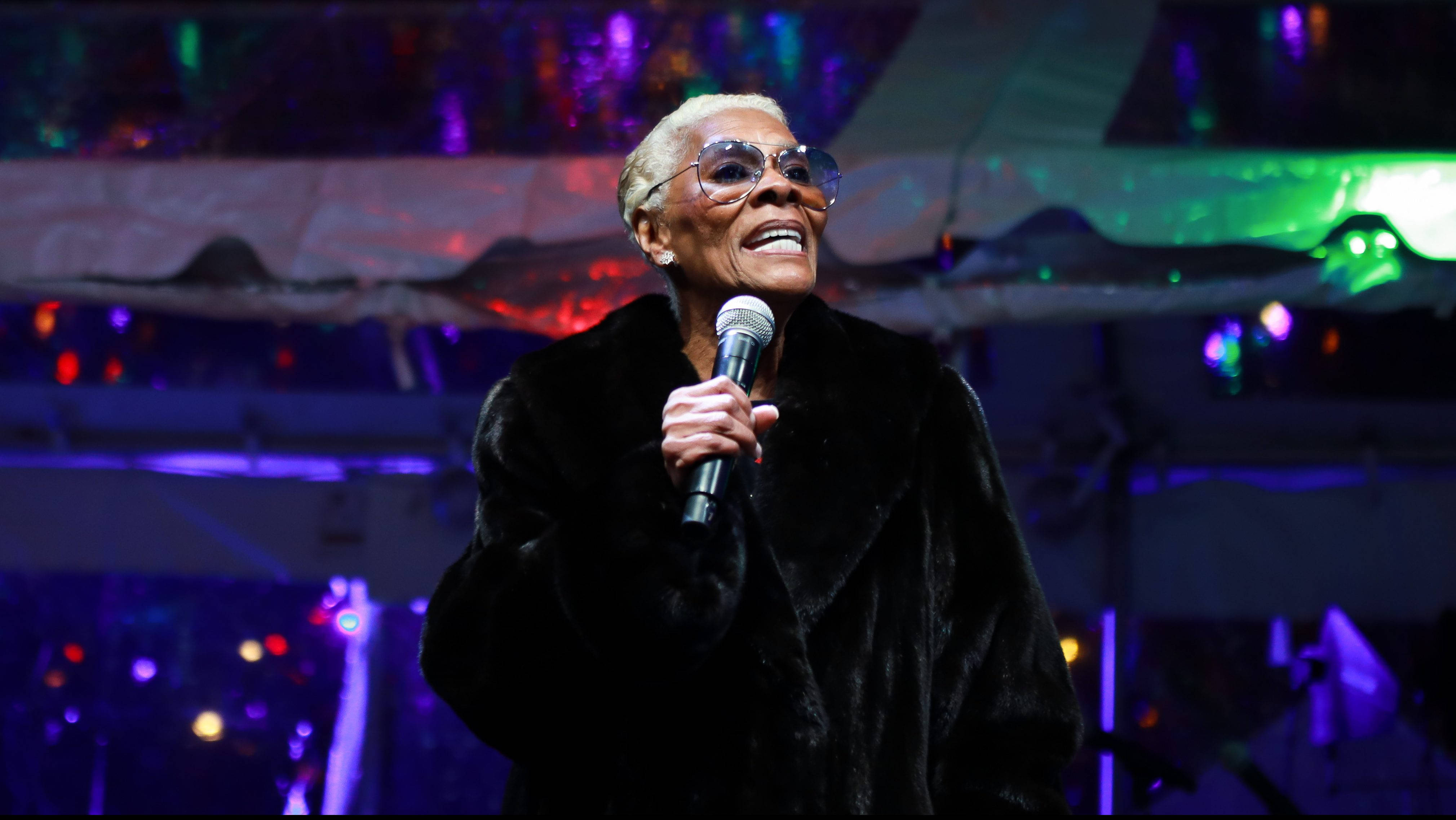 Dionne Warwick, black fur coat, microphone, 4K Desktop Wallpaper