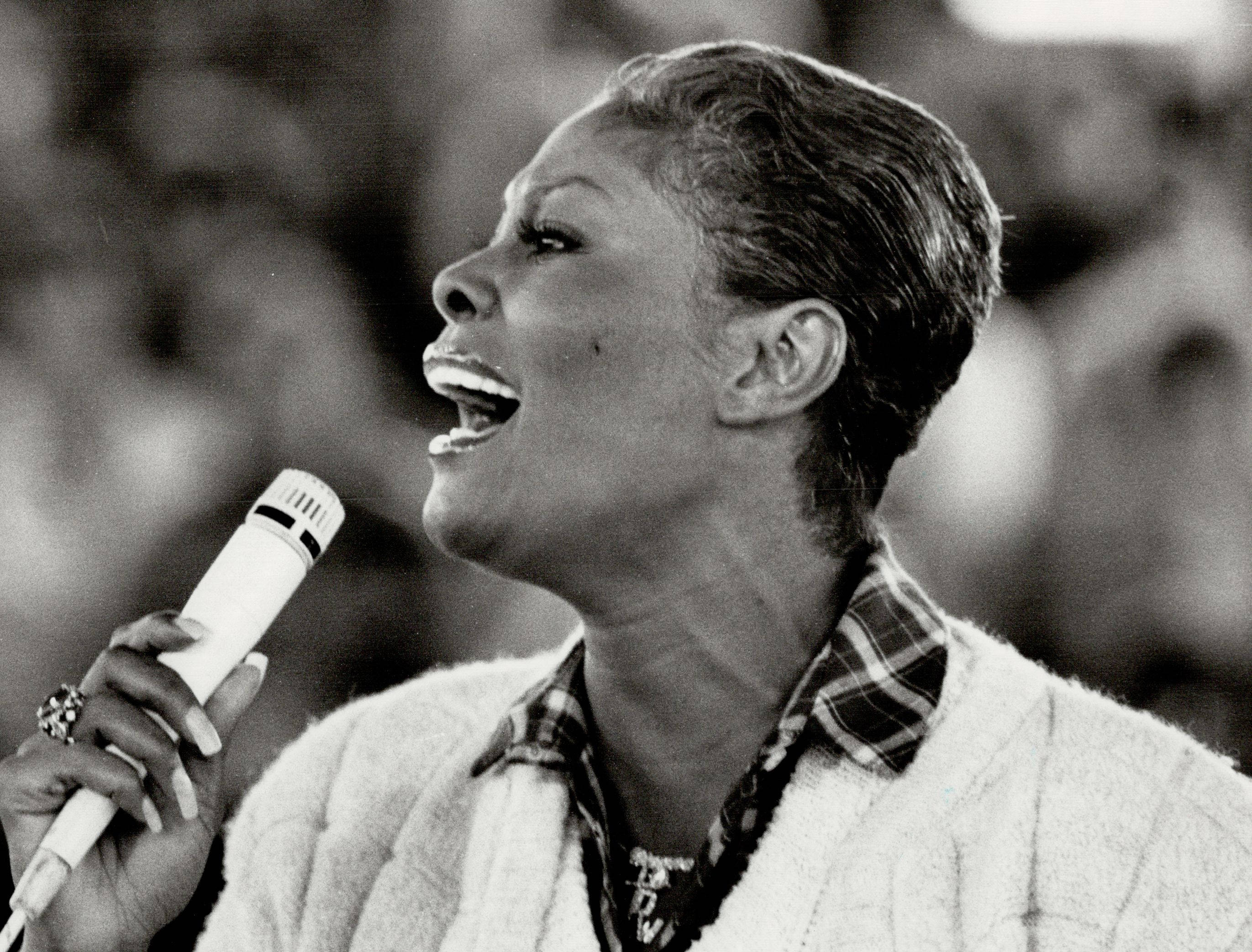 Dionne Warwick, gray, black and white, 2K Desktop Wallpaper