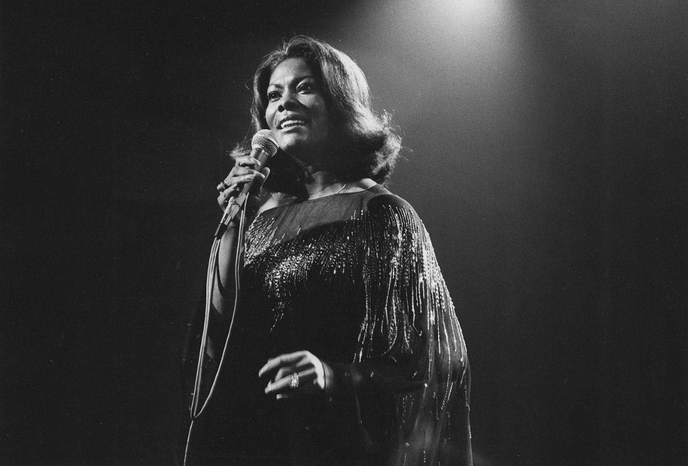 Dionne Warwick, beaded gown, microphone, HD Desktop Wallpaper
