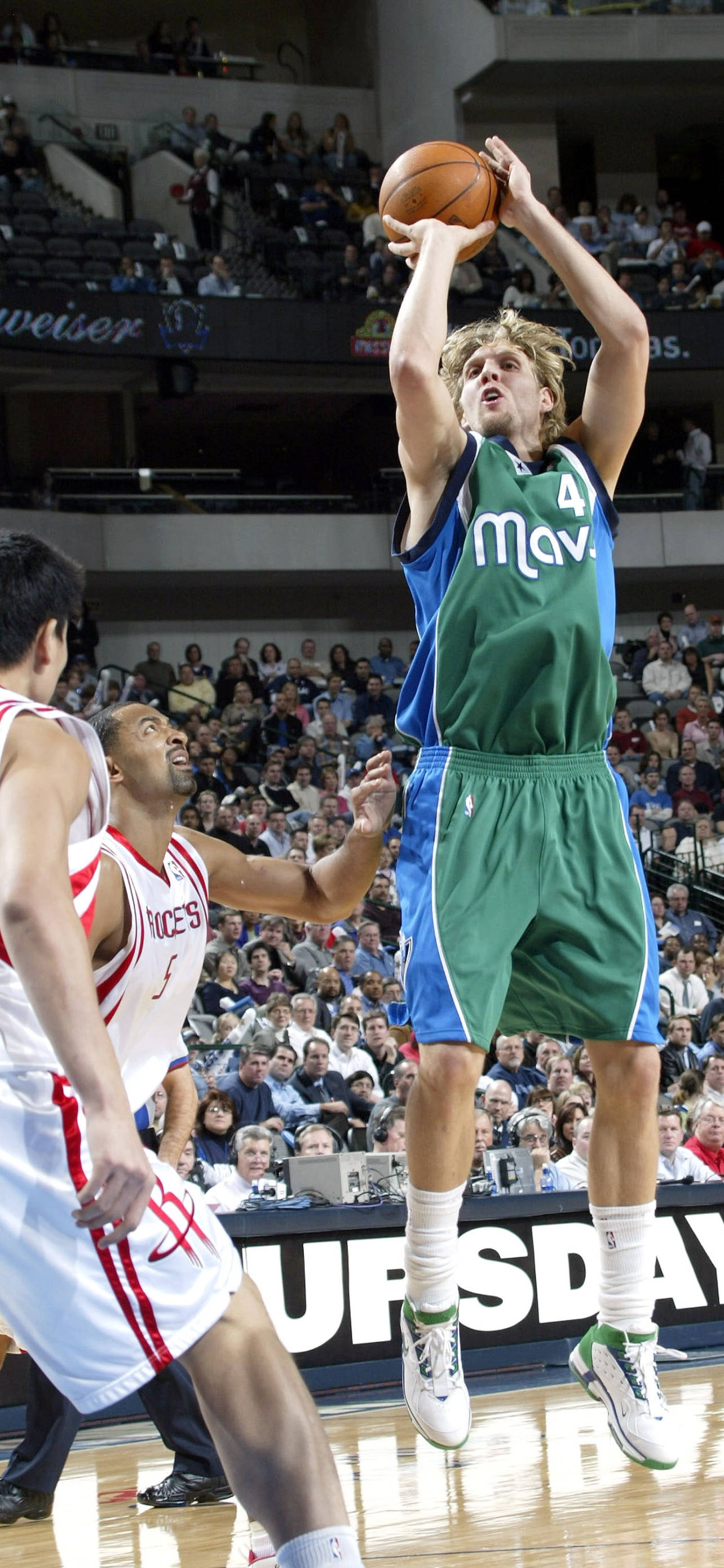 Dirk Nowitzki, jump shot, green and blue jersey, 2K Phone Wallpaper