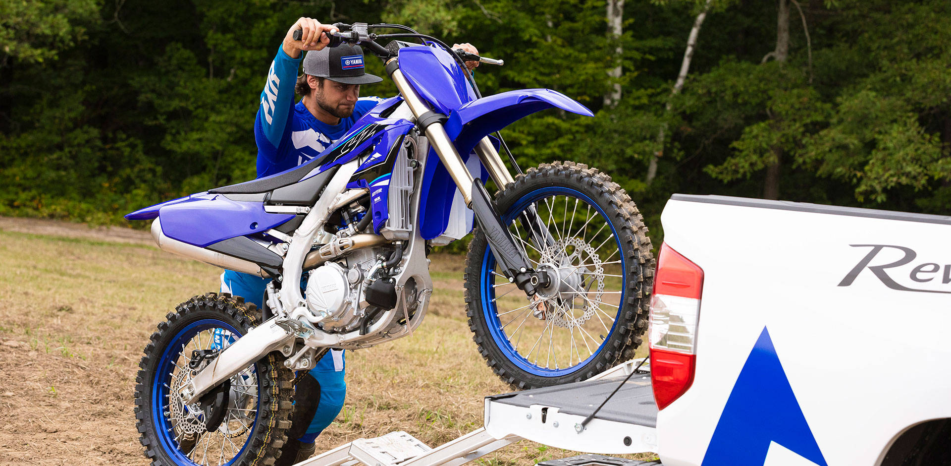 dirt bike, blue motocross bike, white truck ramp, Full HD Desktop Wallpaper