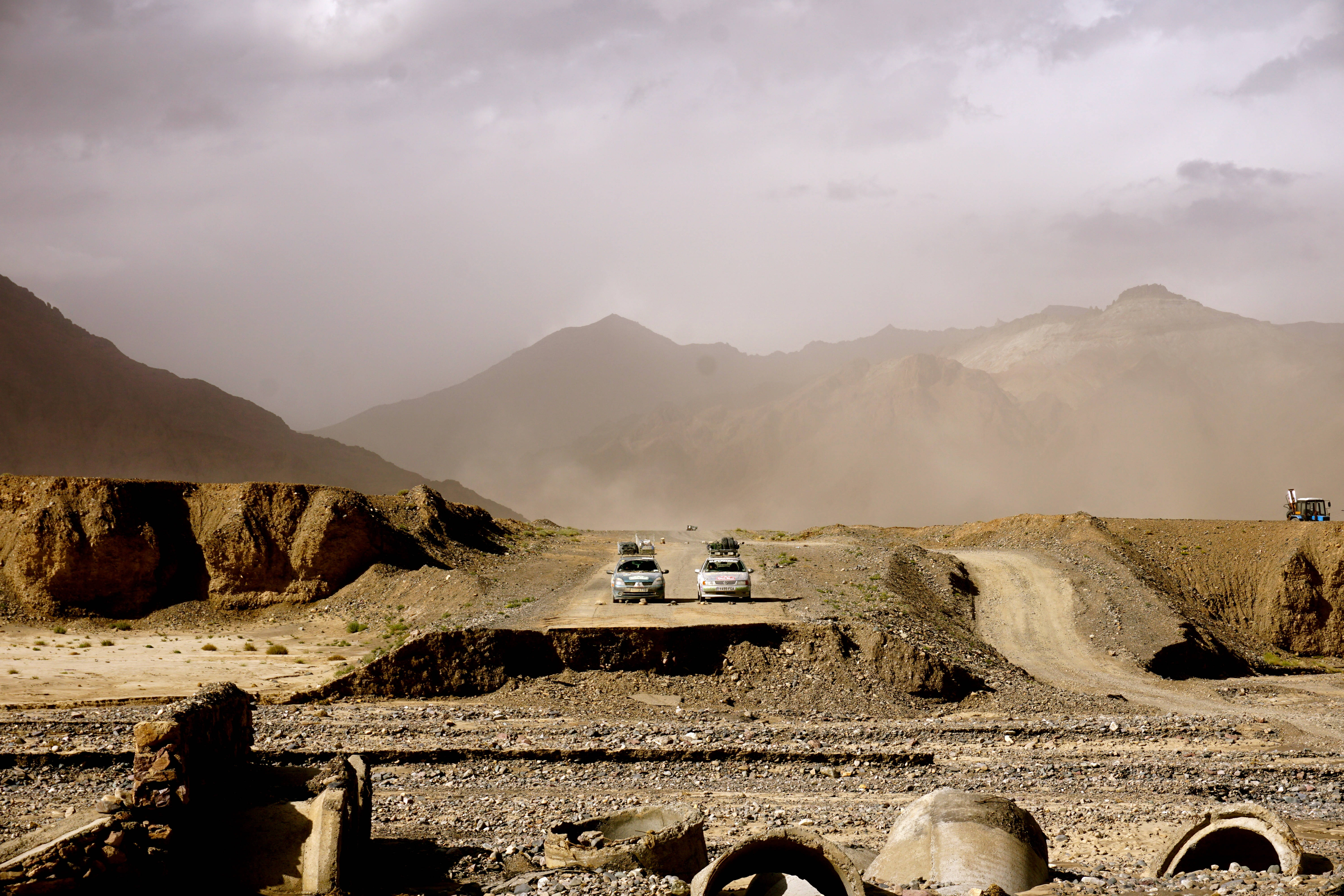 Dirt Rally, white SUVs, dusty mountain road, 5K Desktop Wallpaper