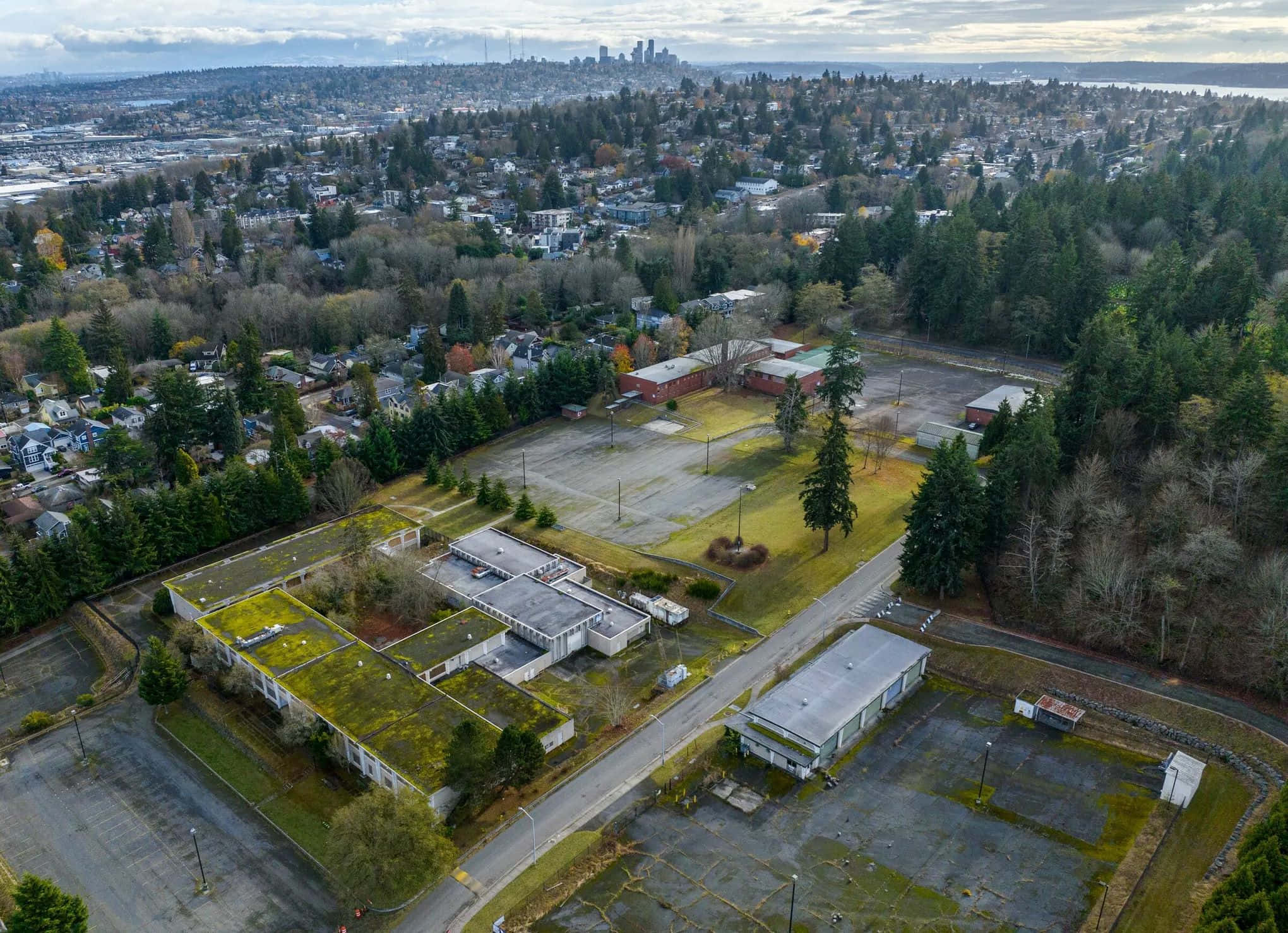Discovery Park Seattle, abandoned school building, moss covered, Full HD Desktop Wallpaper