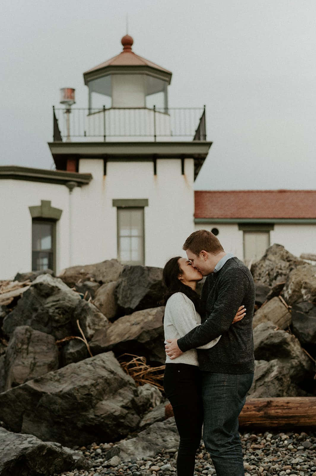 couple embrace, lighthouse, Discovery Park, HD Phone Wallpaper