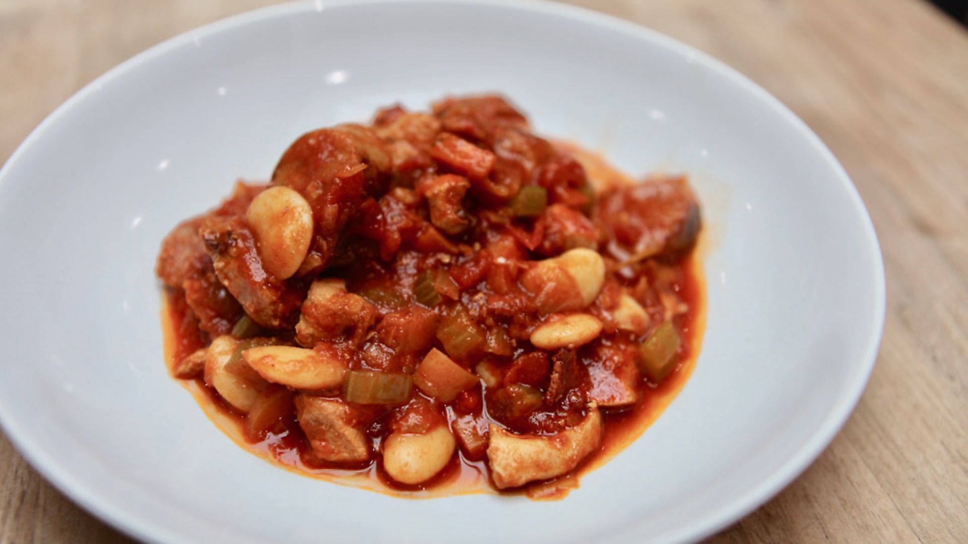 peasant cassoulet, white wine sauce, white bowl, Full HD Desktop Wallpaper